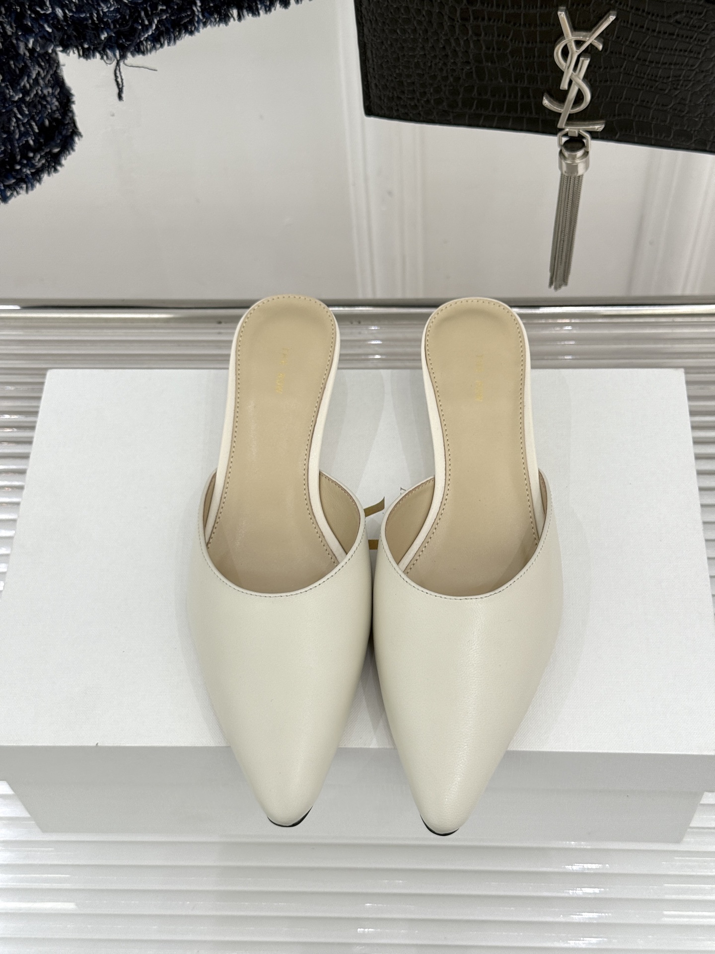 The Row26WF新品极简尖头猫跟半拖拖鞋承袭品牌一贯的静奢内核以极致简约勾勒高级质感。利落尖头修饰