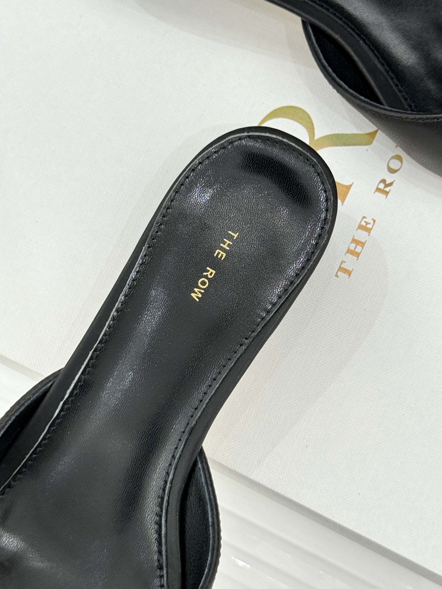 The Row26WF新品极简尖头猫跟半拖拖鞋承袭品牌一贯的静奢内核以极致简约勾勒高级质感。利落尖头修饰