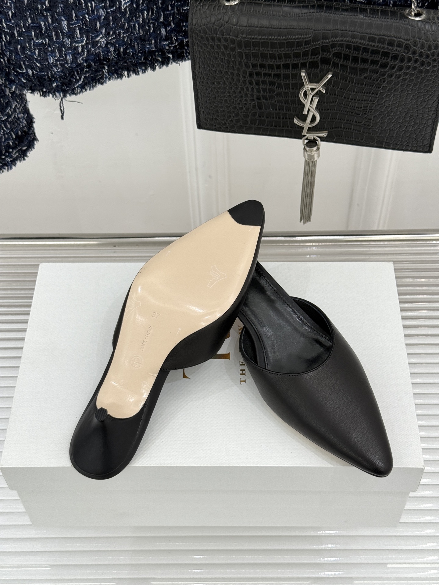 The Row26WF新品极简尖头猫跟半拖拖鞋承袭品牌一贯的静奢内核以极致简约勾勒高级质感。利落尖头修饰