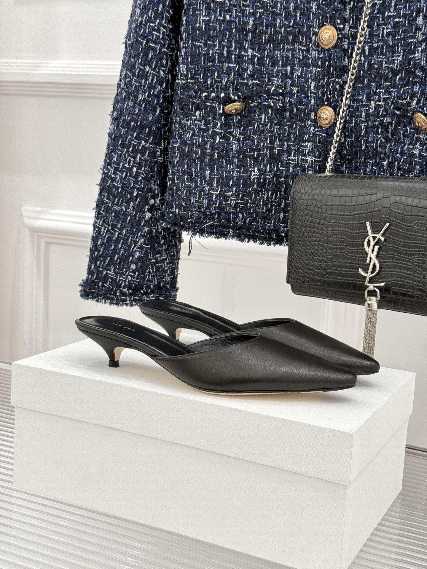 The Row26WF新品极简尖头猫跟半拖拖鞋承袭品牌一贯的静奢内核以极致简约勾勒高级质感。利落尖头修饰