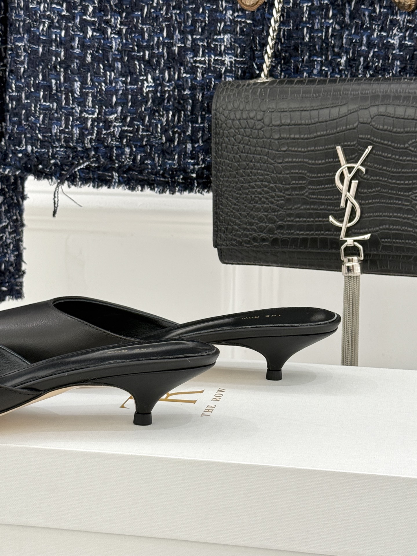 The Row26WF新品极简尖头猫跟半拖拖鞋承袭品牌一贯的静奢内核以极致简约勾勒高级质感。利落尖头修饰