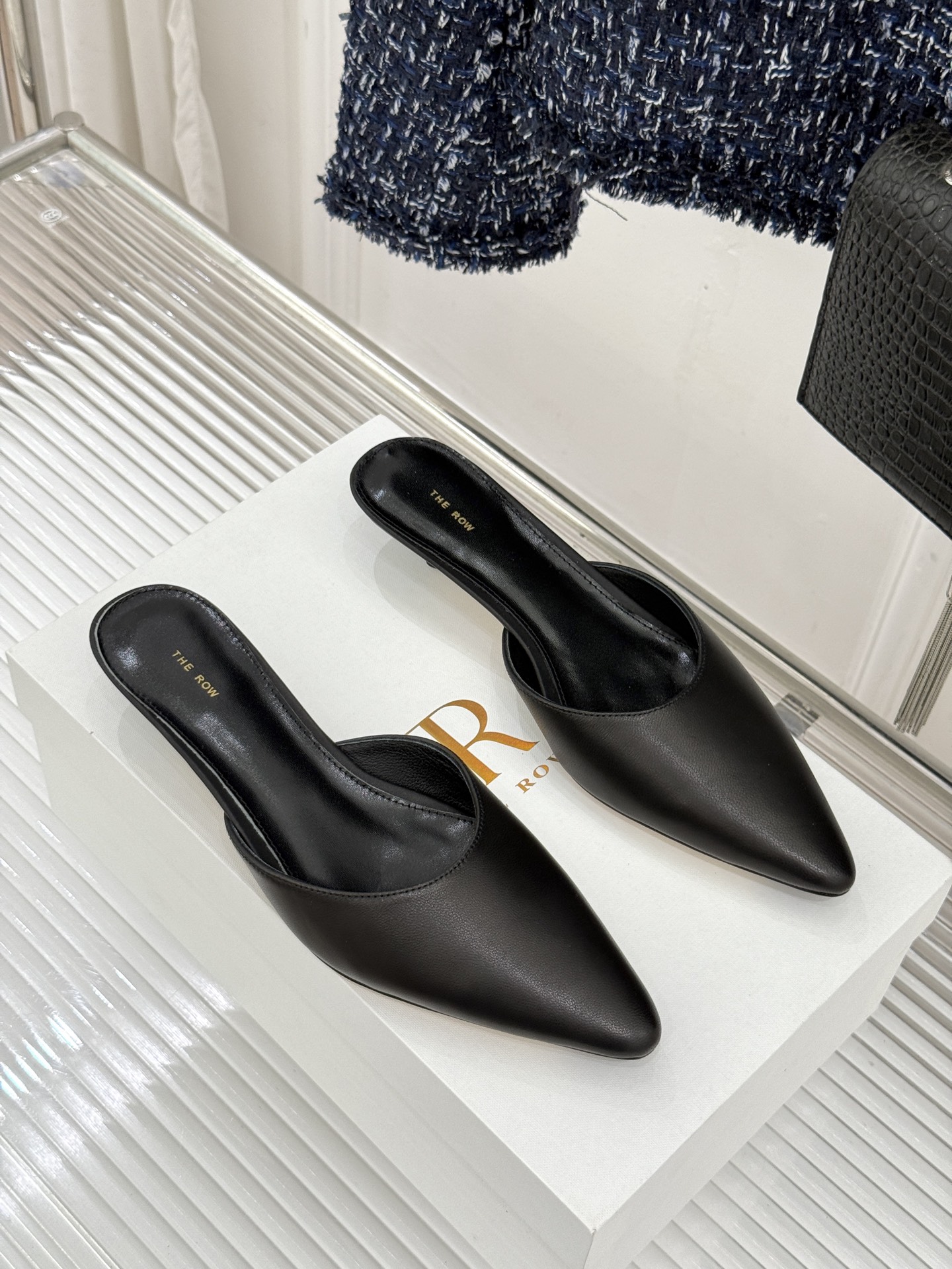 The Row26WF新品极简尖头猫跟半拖拖鞋承袭品牌一贯的静奢内核以极致简约勾勒高级质感。利落尖头修饰