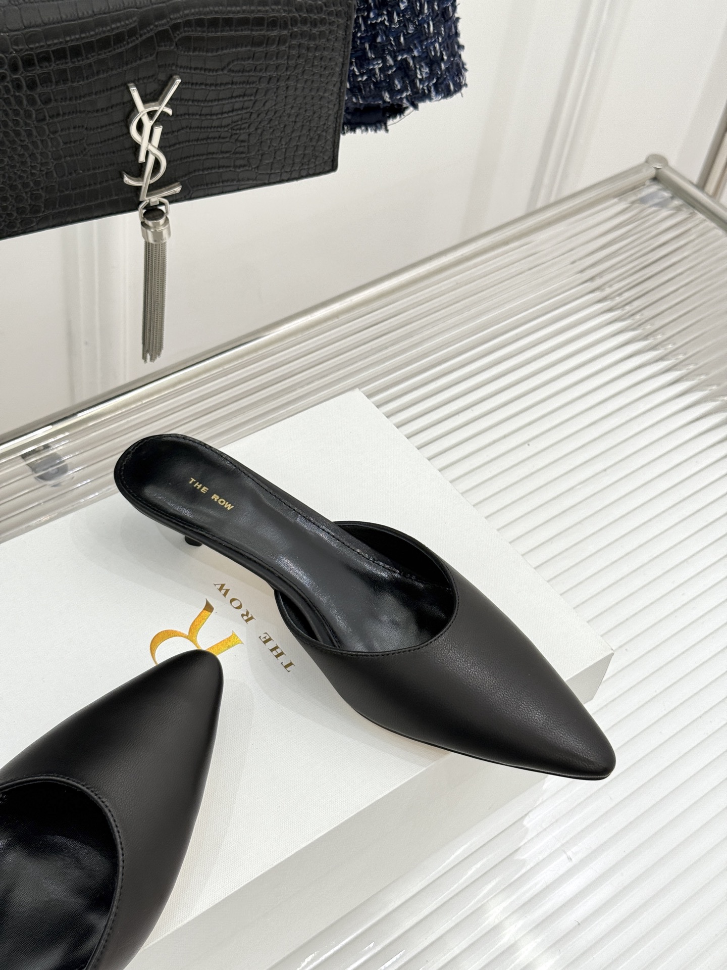 The Row26WF新品极简尖头猫跟半拖拖鞋承袭品牌一贯的静奢内核以极致简约勾勒高级质感。利落尖头修饰