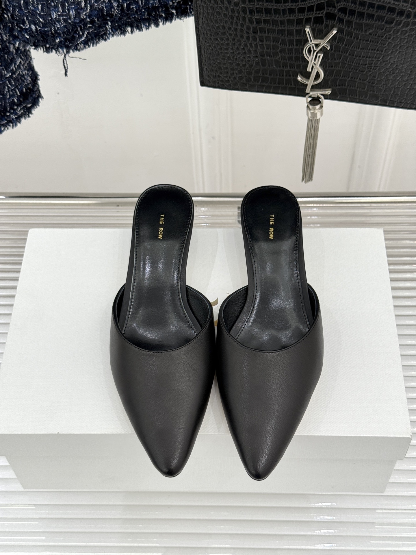 The Row26WF新品极简尖头猫跟半拖拖鞋承袭品牌一贯的静奢内核以极致简约勾勒高级质感。利落尖头修饰