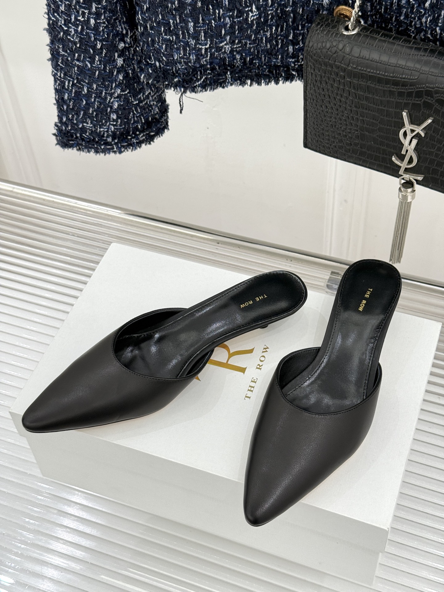 The Row26WF新品极简尖头猫跟半拖拖鞋承袭品牌一贯的静奢内核以极致简约勾勒高级质感。利落尖头修饰