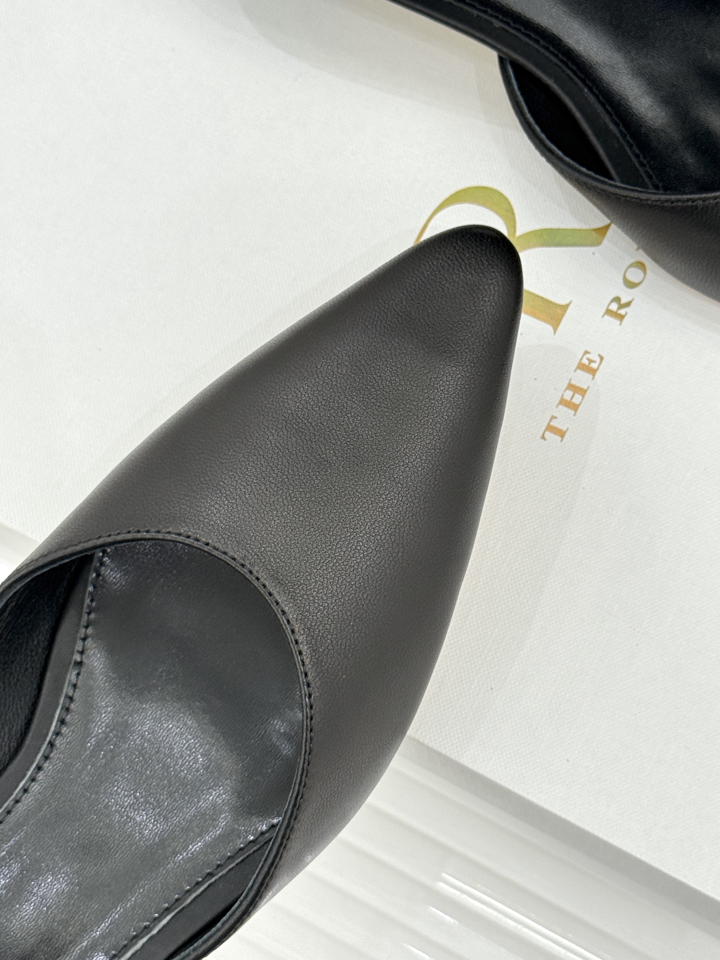 The Row26WF新品极简尖头猫跟半拖拖鞋承袭品牌一贯的静奢内核以极致简约勾勒高级质感。利落尖头修饰