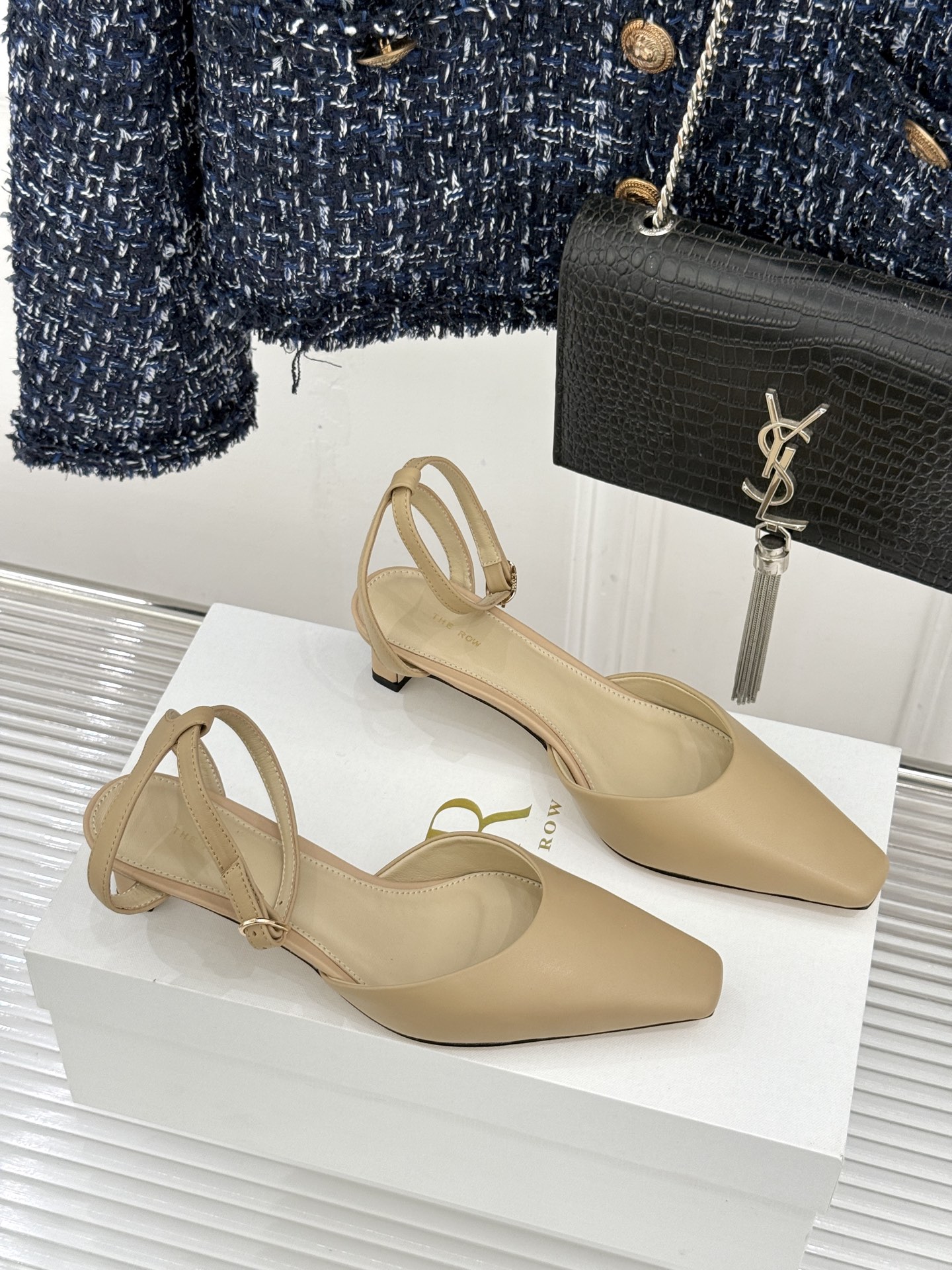 The Row26WF新品极简小方头后空猫跟凉鞋本季以静奢美学为底利落方头拉长脚型后空设计释放足背5cm