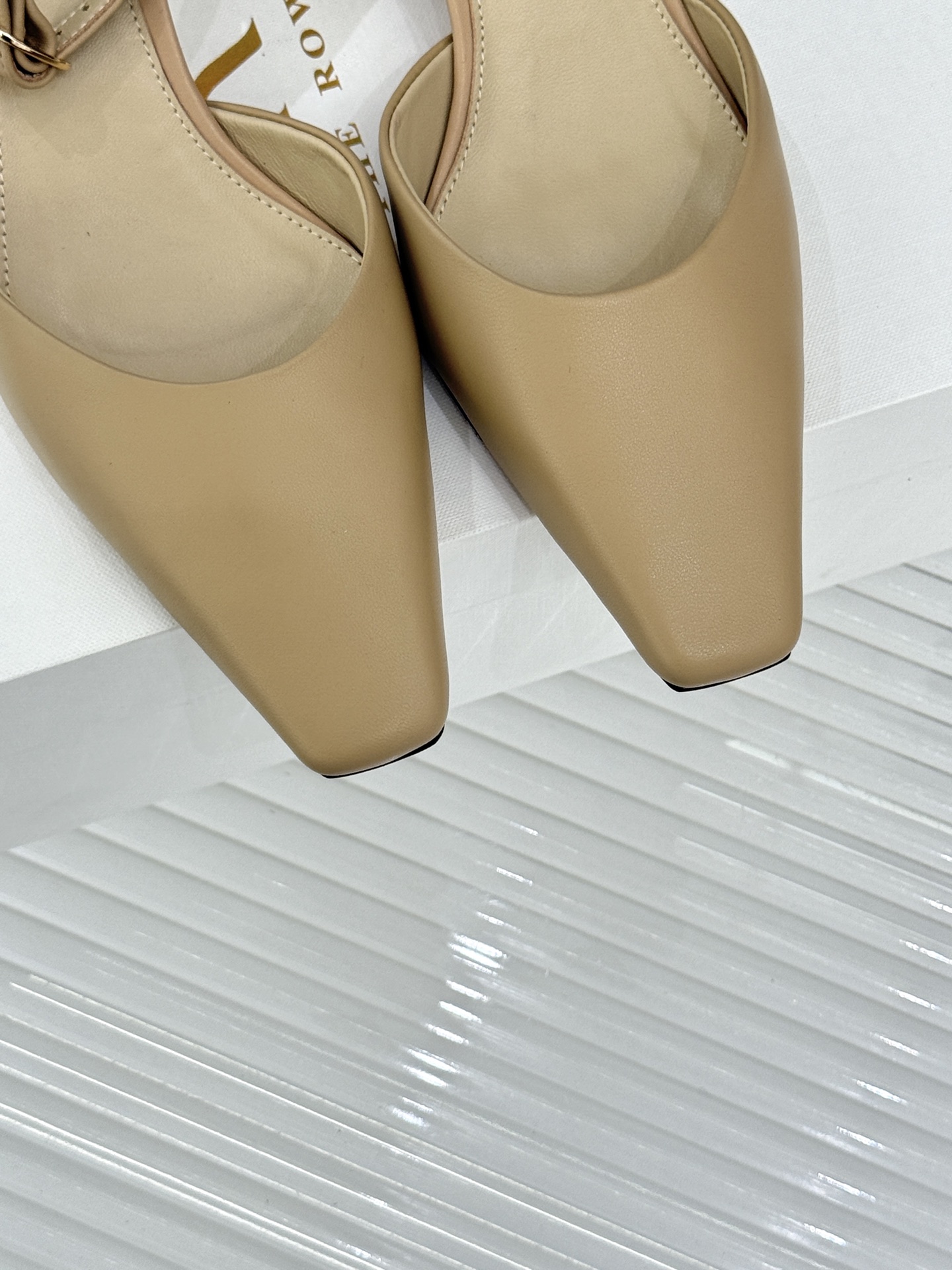 The Row26WF新品极简小方头后空猫跟凉鞋本季以静奢美学为底利落方头拉长脚型后空设计释放足背5cm