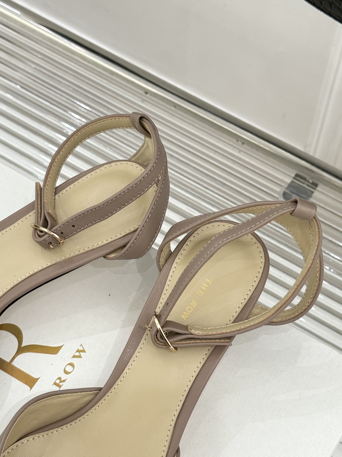 The Row26WF新品极简小方头后空猫跟凉鞋本季以静奢美学为底利落方头拉长脚型后空设计释放足背5cm