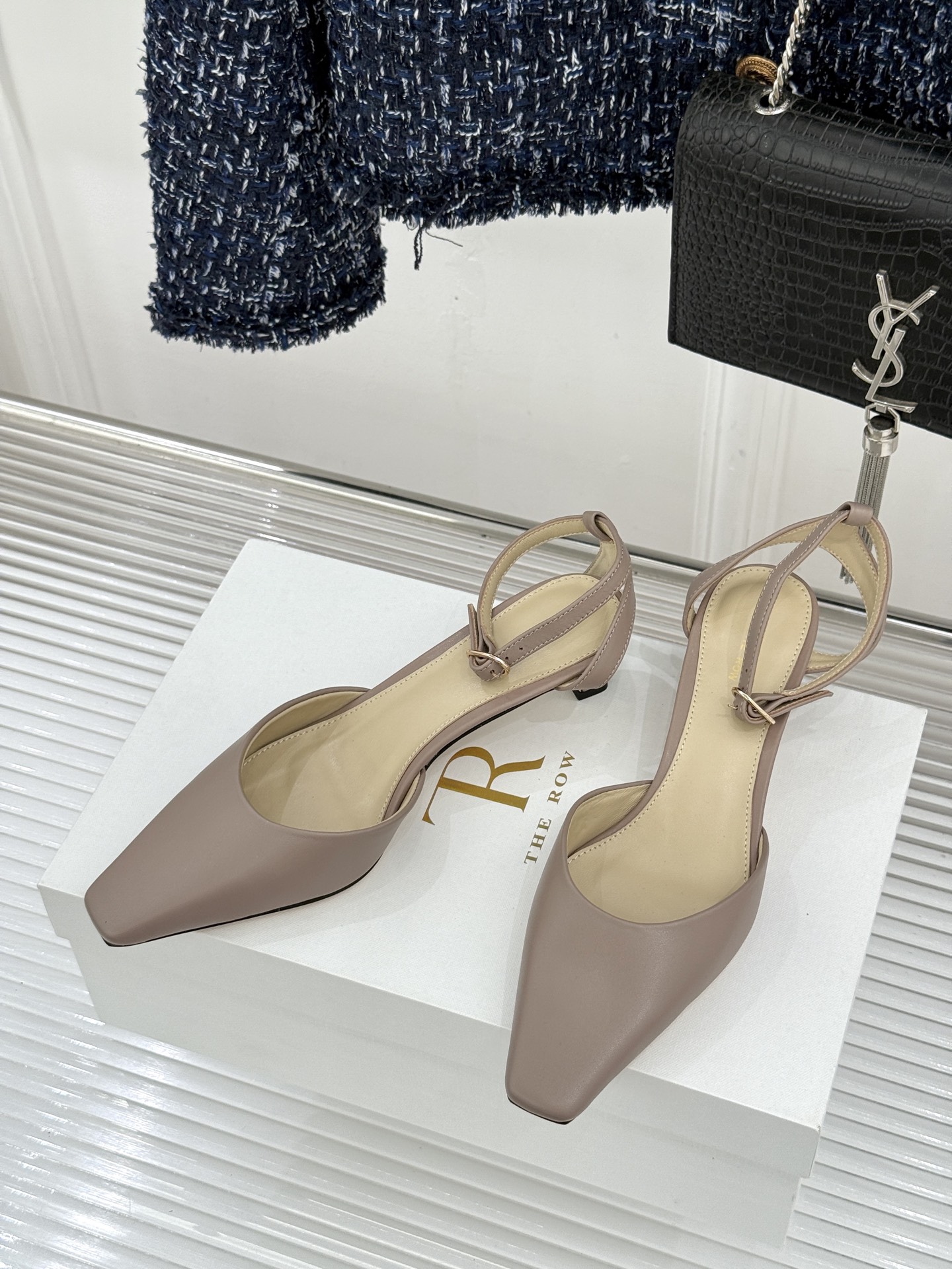 The Row26WF新品极简小方头后空猫跟凉鞋本季以静奢美学为底利落方头拉长脚型后空设计释放足背5cm