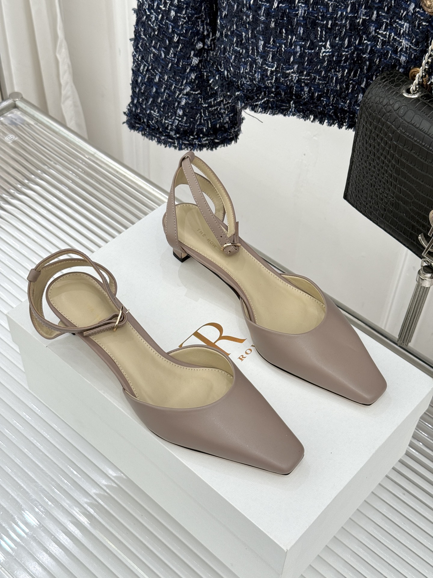 The Row26WF新品极简小方头后空猫跟凉鞋本季以静奢美学为底利落方头拉长脚型后空设计释放足背5cm