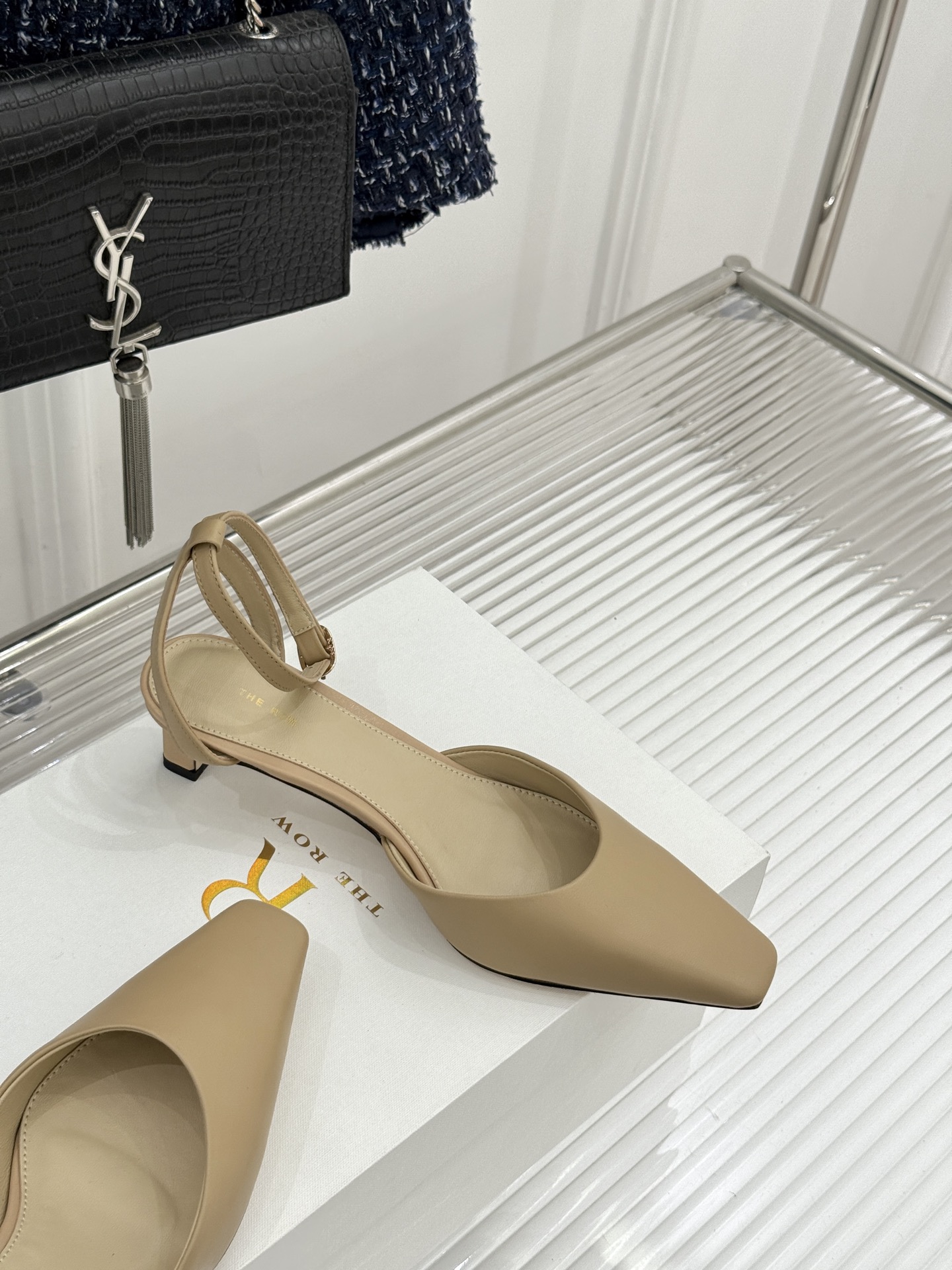 The Row26WF新品极简小方头后空猫跟凉鞋本季以静奢美学为底利落方头拉长脚型后空设计释放足背5cm