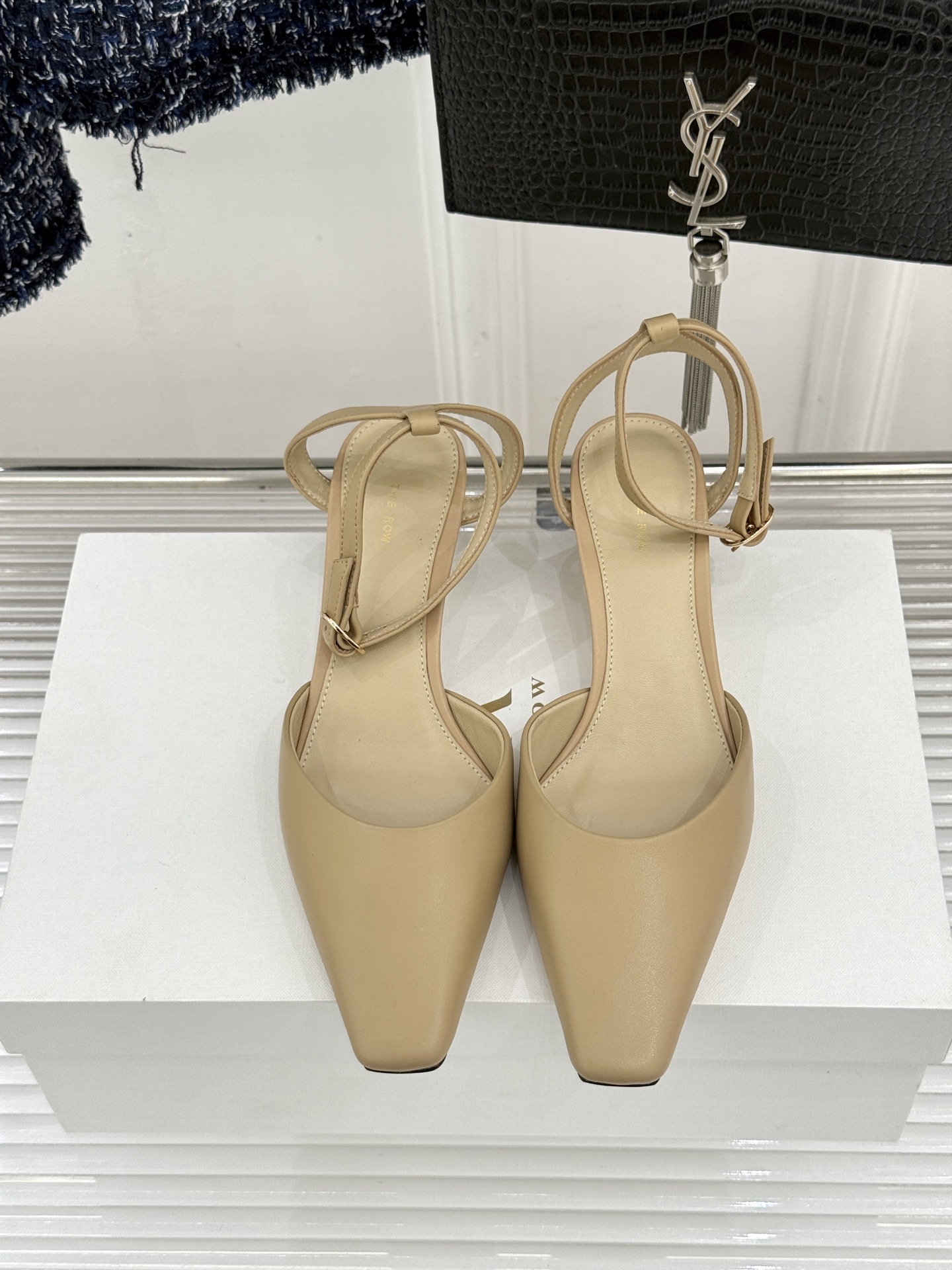 The Row26WF新品极简小方头后空猫跟凉鞋本季以静奢美学为底利落方头拉长脚型后空设计释放足背5cm