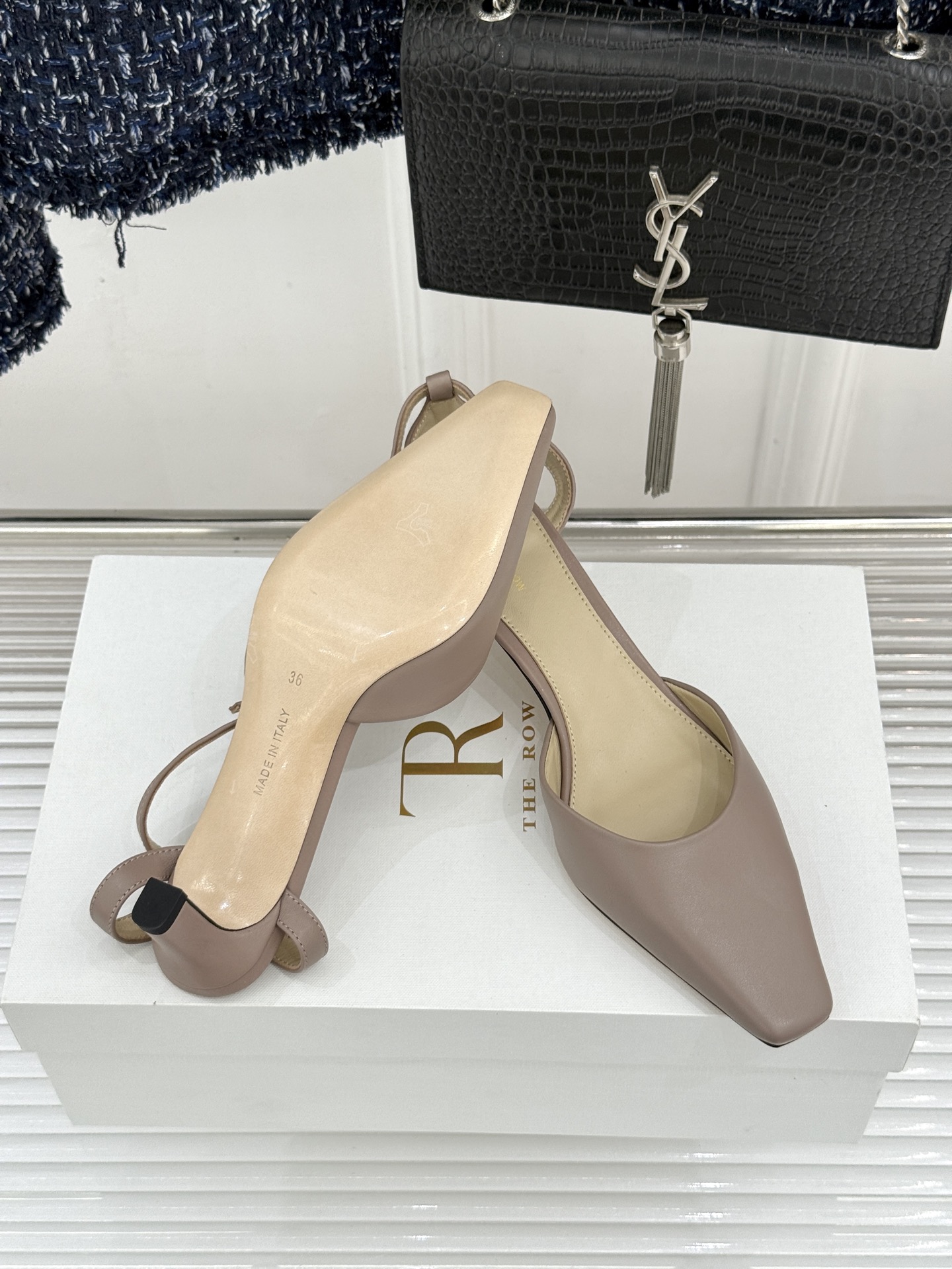 The Row26WF新品极简小方头后空猫跟凉鞋本季以静奢美学为底利落方头拉长脚型后空设计释放足背5cm