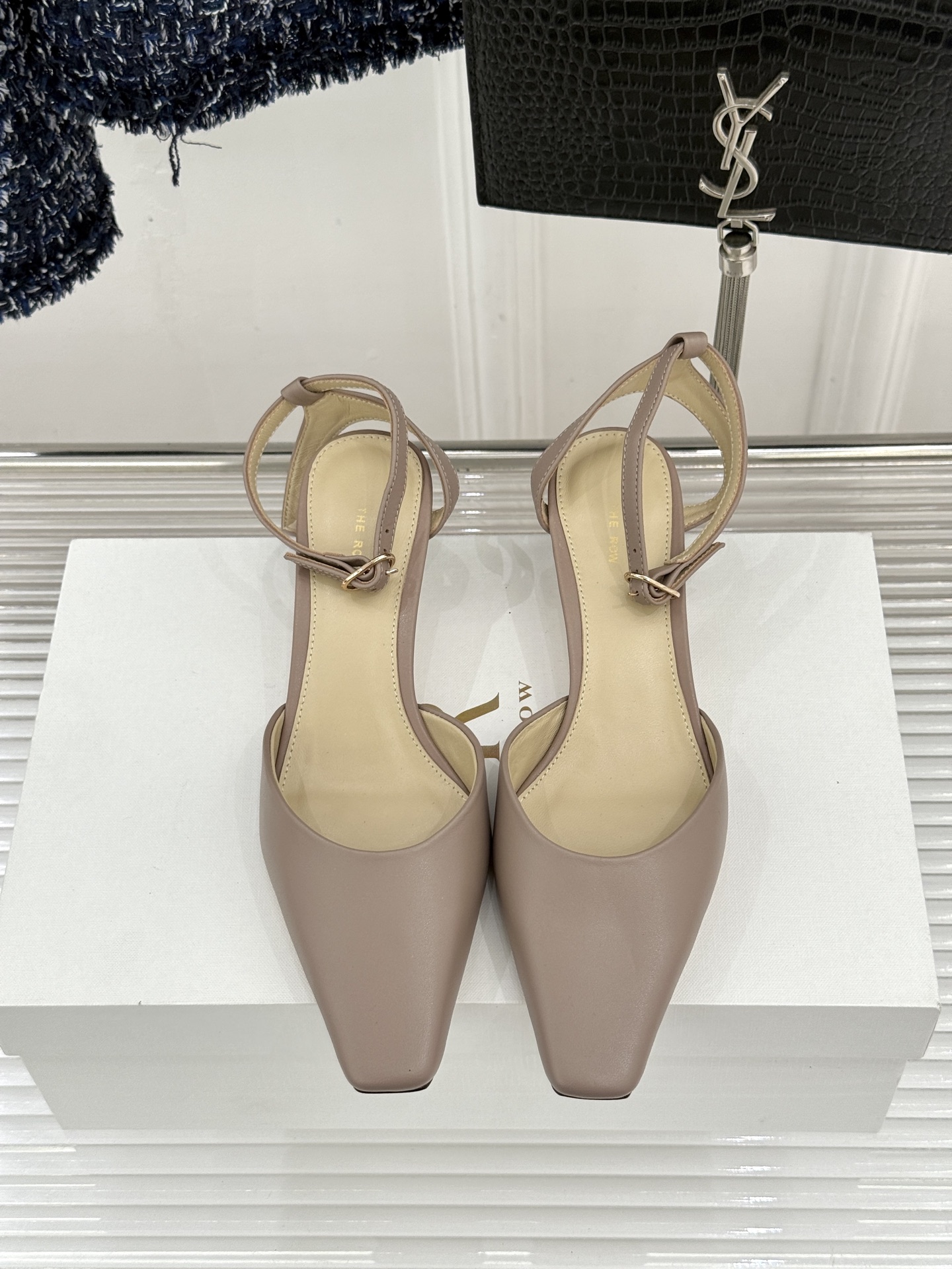 The Row26WF新品极简小方头后空猫跟凉鞋本季以静奢美学为底利落方头拉长脚型后空设计释放足背5cm