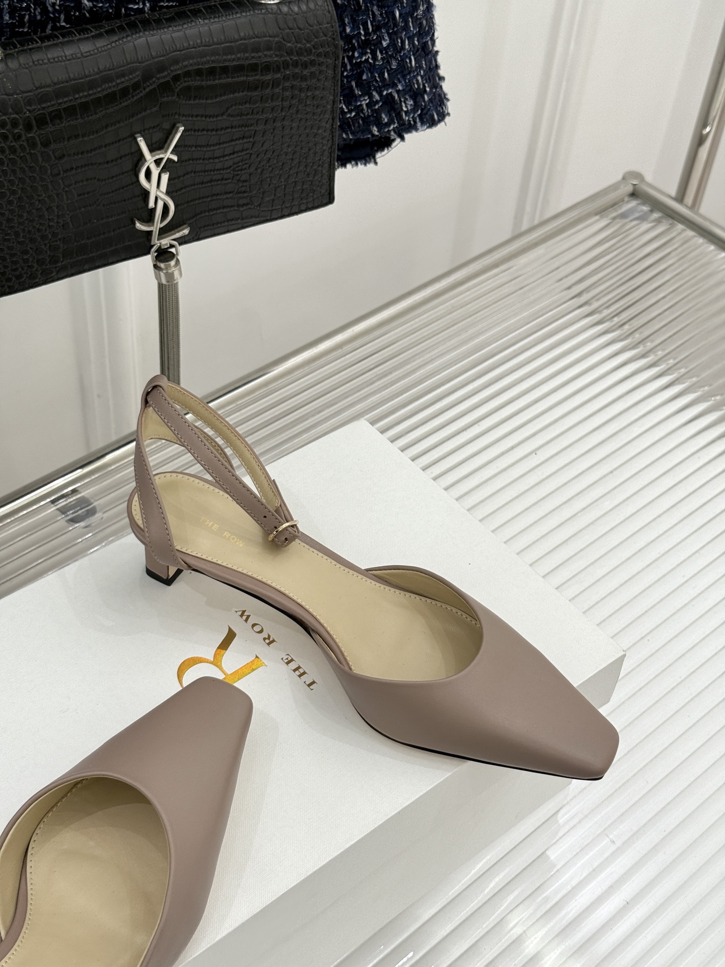 The Row26WF新品极简小方头后空猫跟凉鞋本季以静奢美学为底利落方头拉长脚型后空设计释放足背5cm