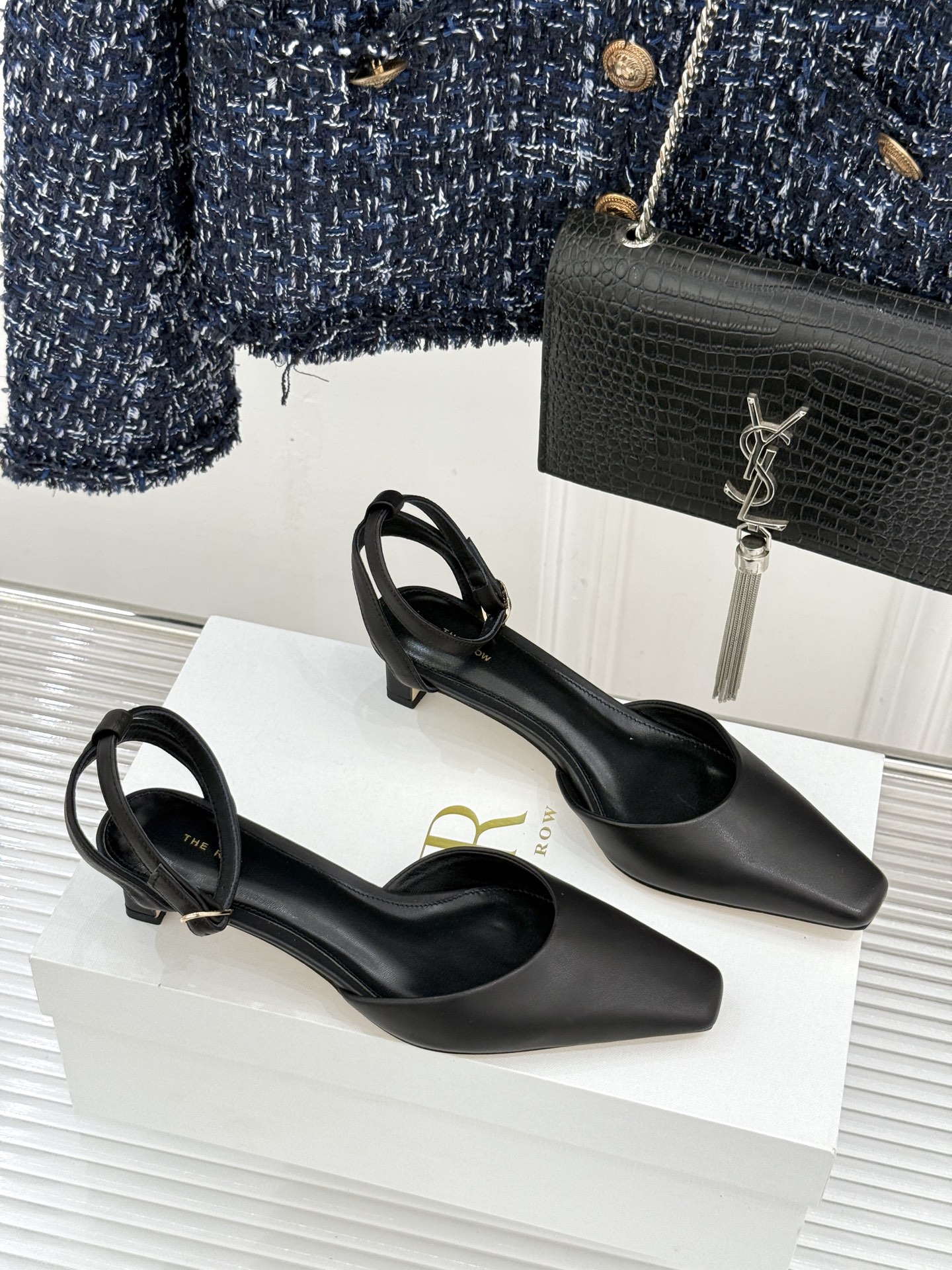 The Row26WF新品极简小方头后空猫跟凉鞋本季以静奢美学为底利落方头拉长脚型后空设计释放足背5cm