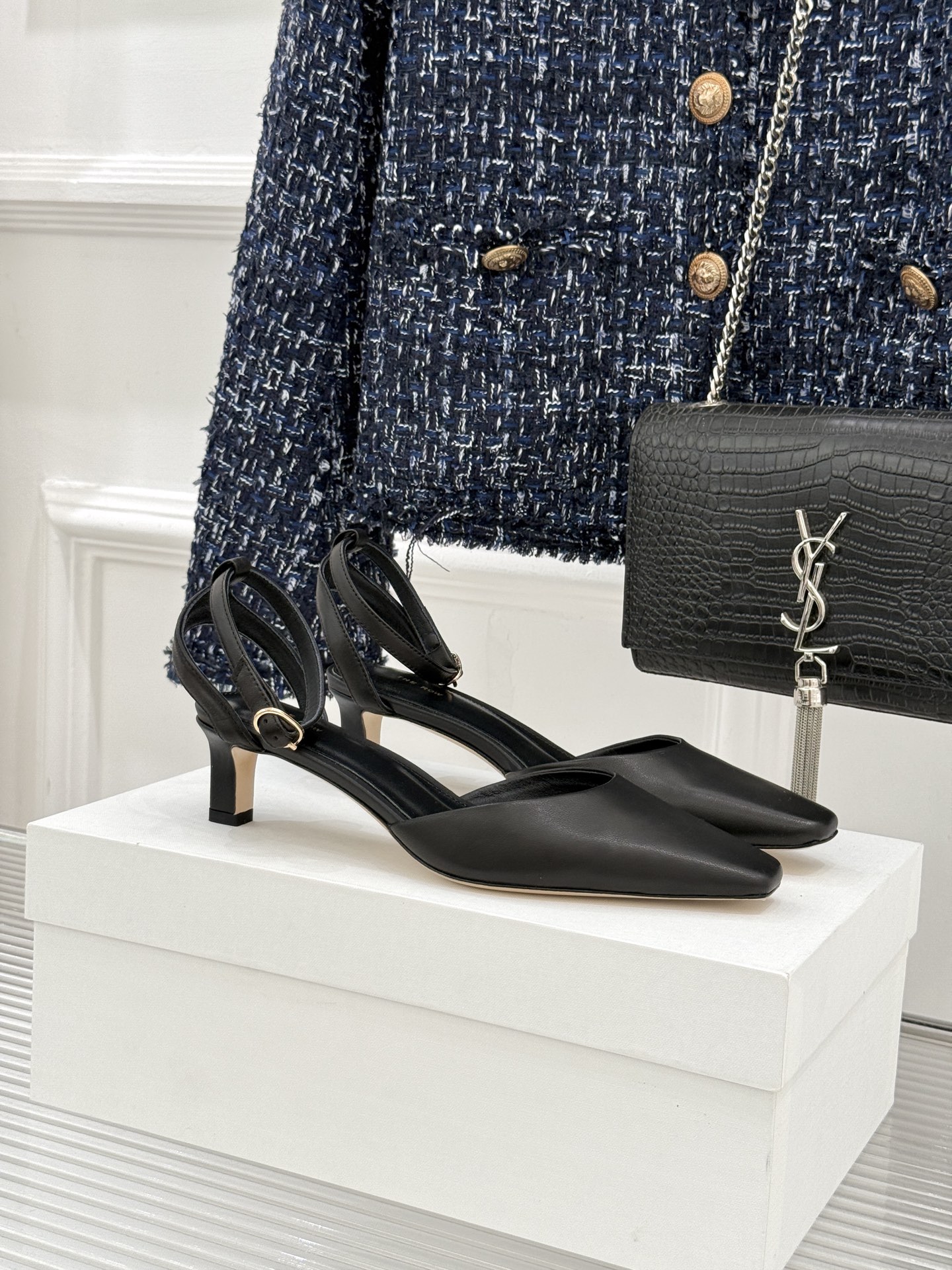 The Row26WF新品极简小方头后空猫跟凉鞋本季以静奢美学为底利落方头拉长脚型后空设计释放足背5cm