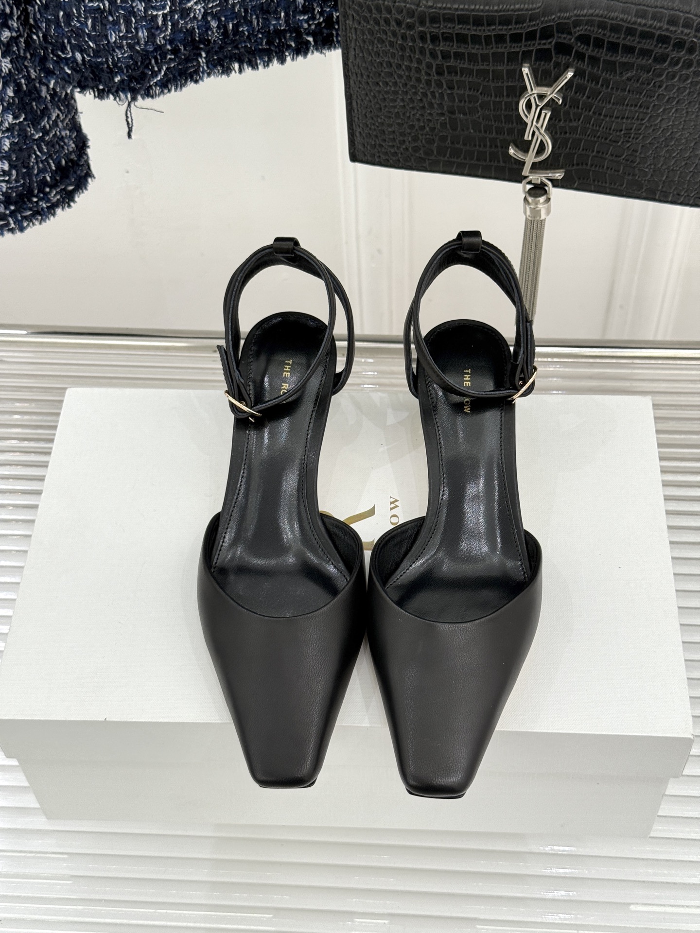 The Row26WF新品极简小方头后空猫跟凉鞋本季以静奢美学为底利落方头拉长脚型后空设计释放足背5cm