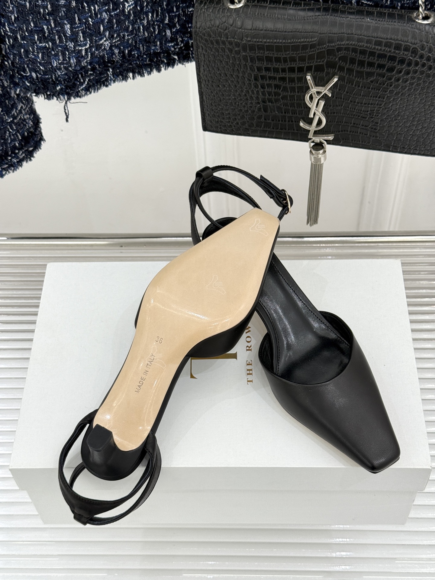 The Row26WF新品极简小方头后空猫跟凉鞋本季以静奢美学为底利落方头拉长脚型后空设计释放足背5cm