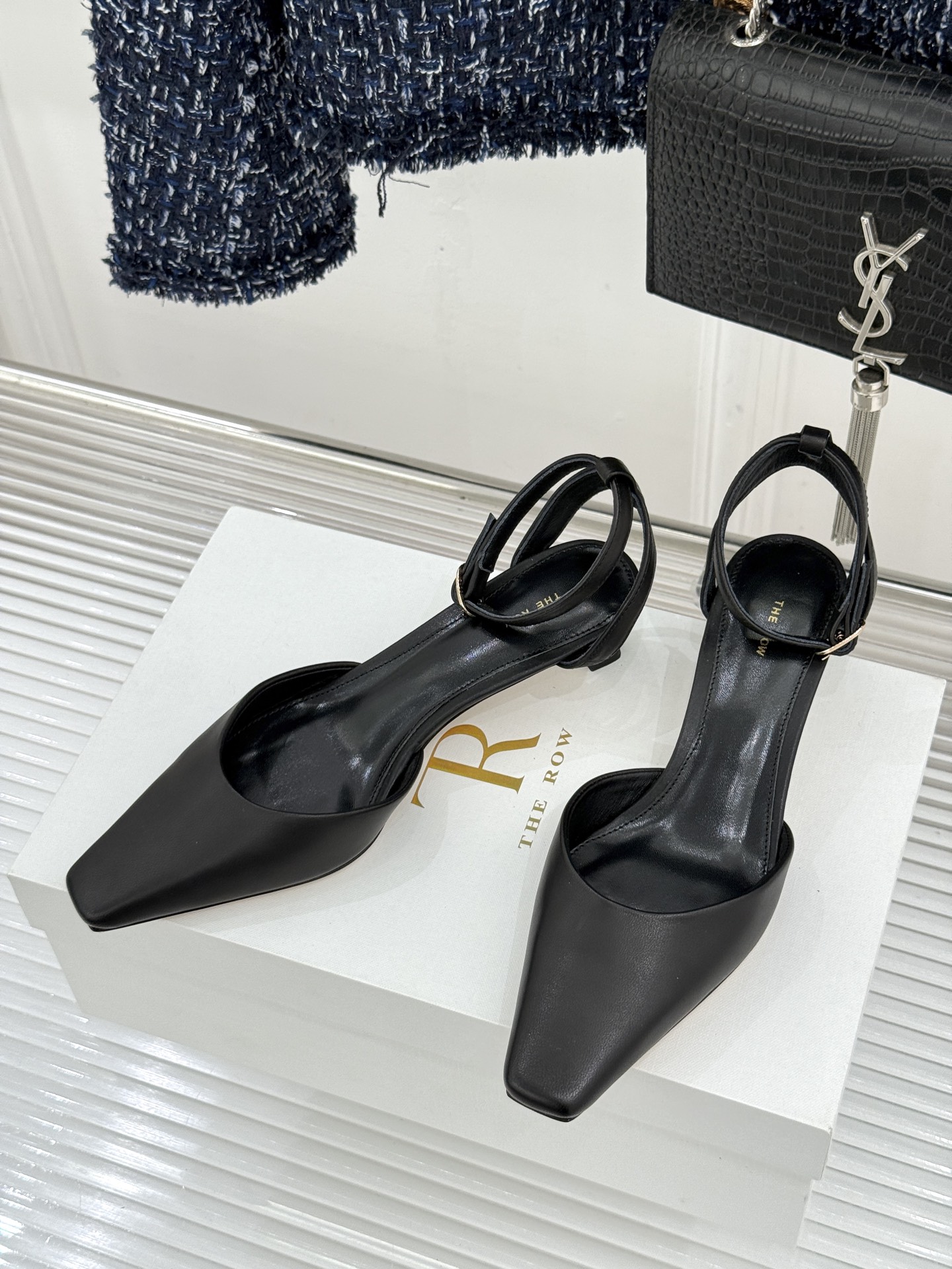 The Row26WF新品极简小方头后空猫跟凉鞋本季以静奢美学为底利落方头拉长脚型后空设计释放足背5cm