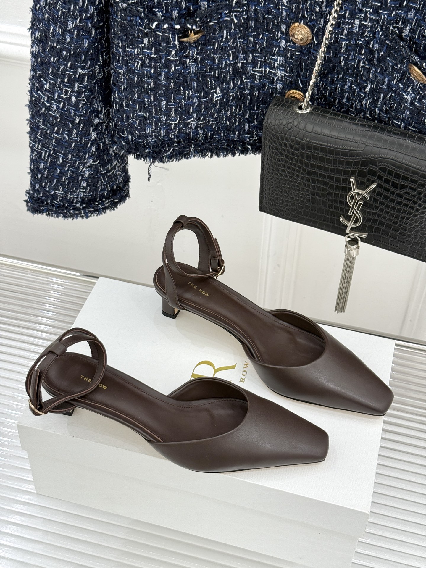 The Row26WF新品极简小方头后空猫跟凉鞋本季以静奢美学为底利落方头拉长脚型后空设计释放足背5cm