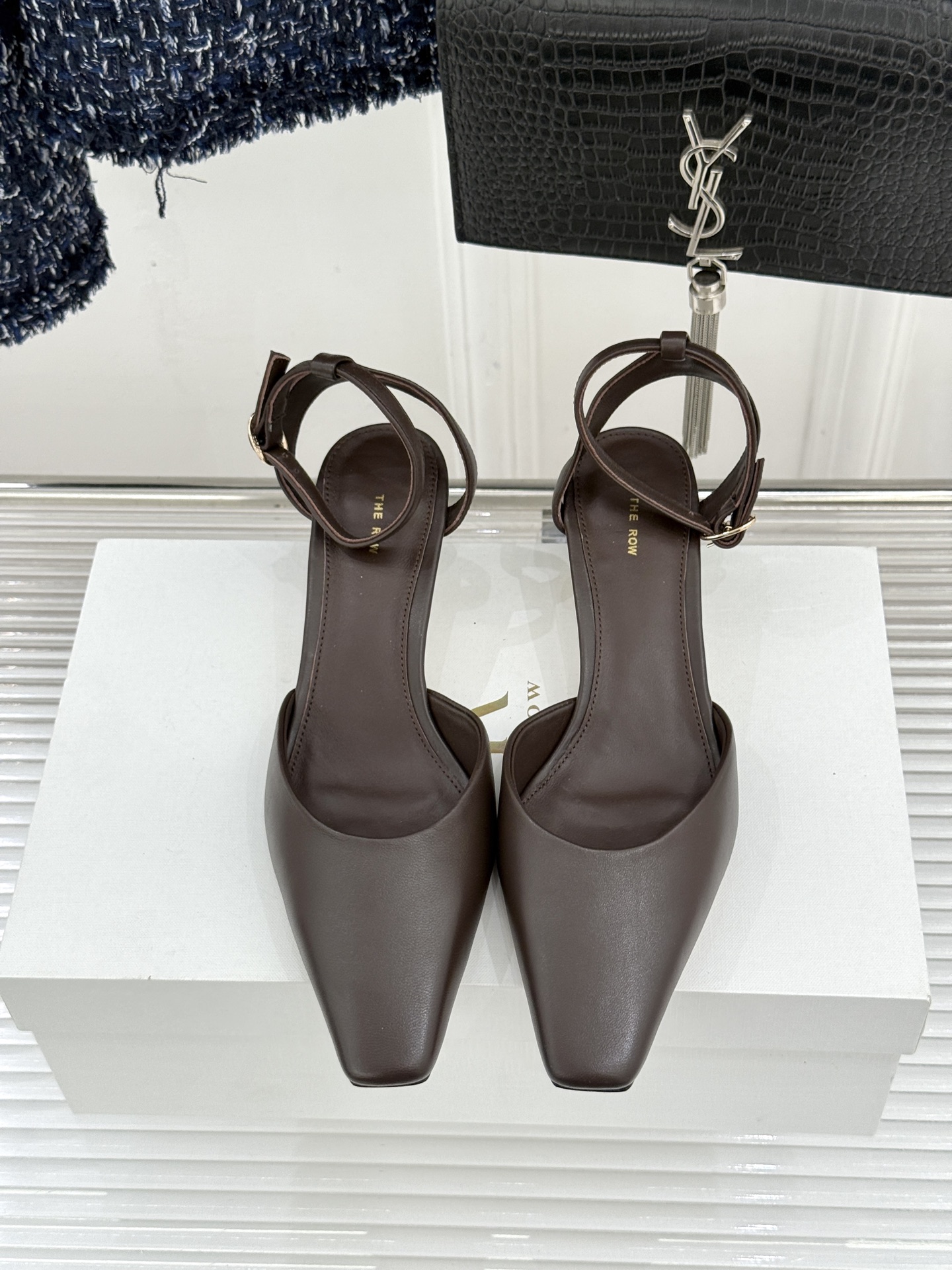 The Row26WF新品极简小方头后空猫跟凉鞋本季以静奢美学为底利落方头拉长脚型后空设计释放足背5cm