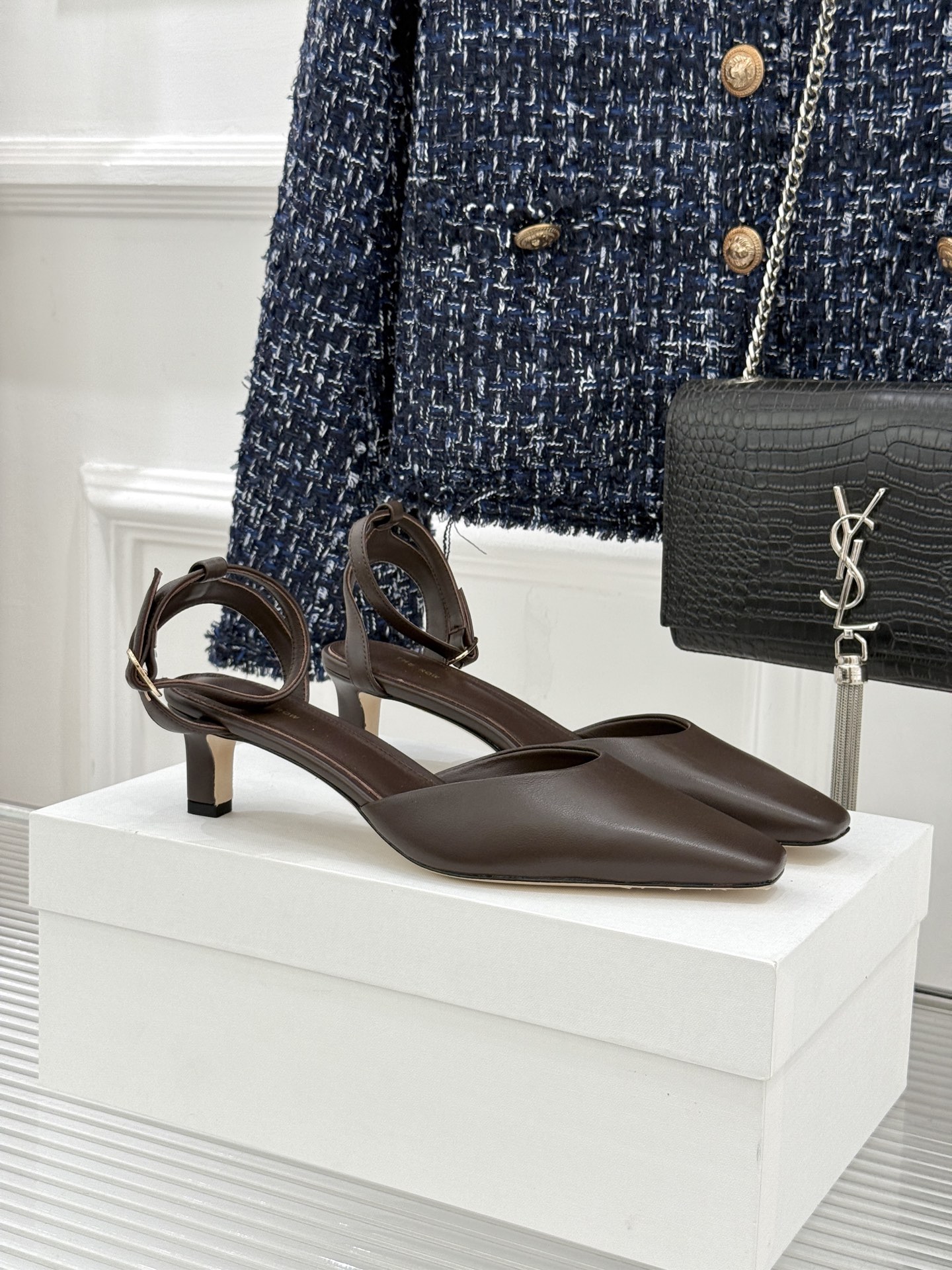 The Row26WF新品极简小方头后空猫跟凉鞋本季以静奢美学为底利落方头拉长脚型后空设计释放足背5cm