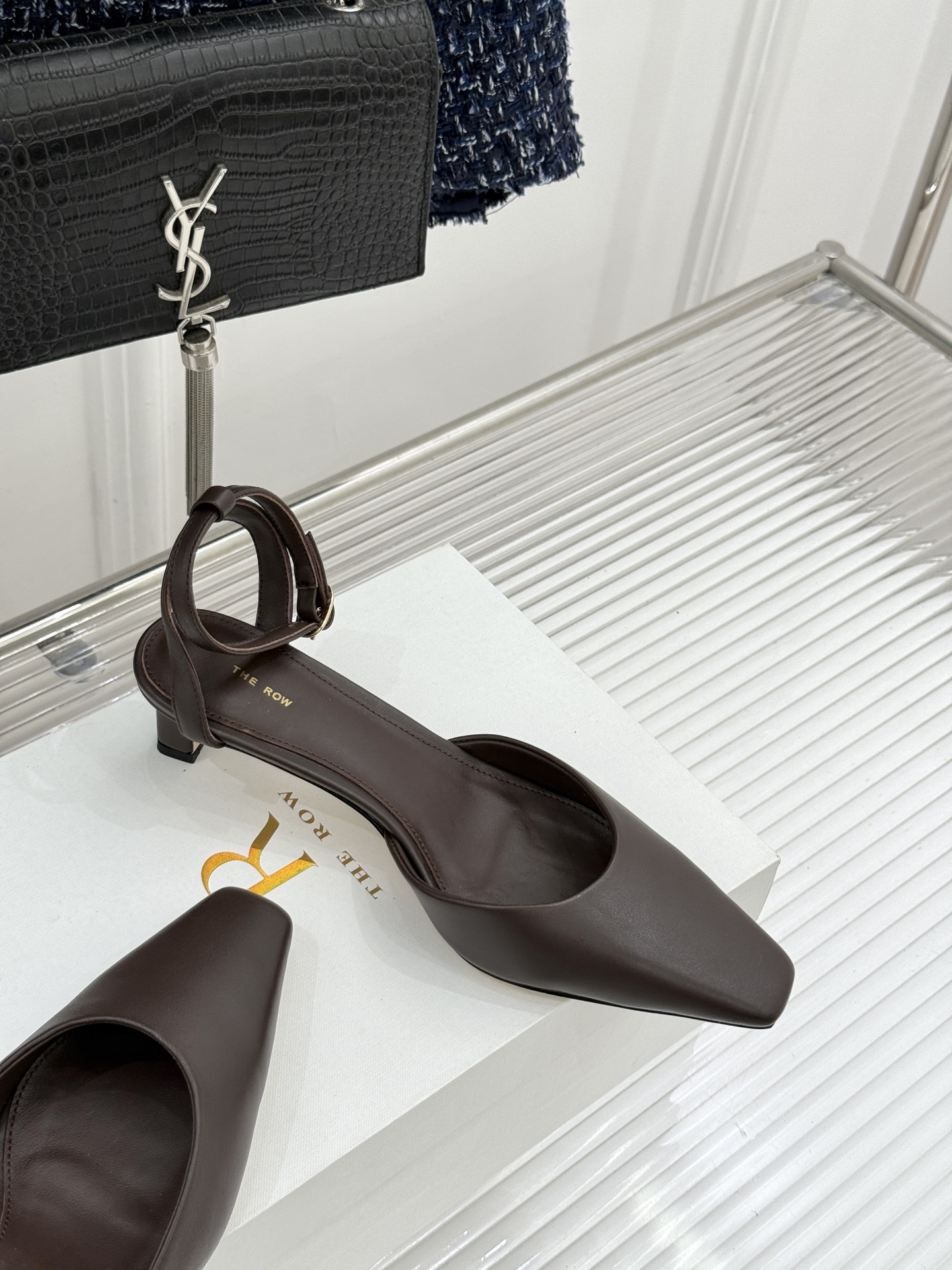 The Row26WF新品极简小方头后空猫跟凉鞋本季以静奢美学为底利落方头拉长脚型后空设计释放足背5cm