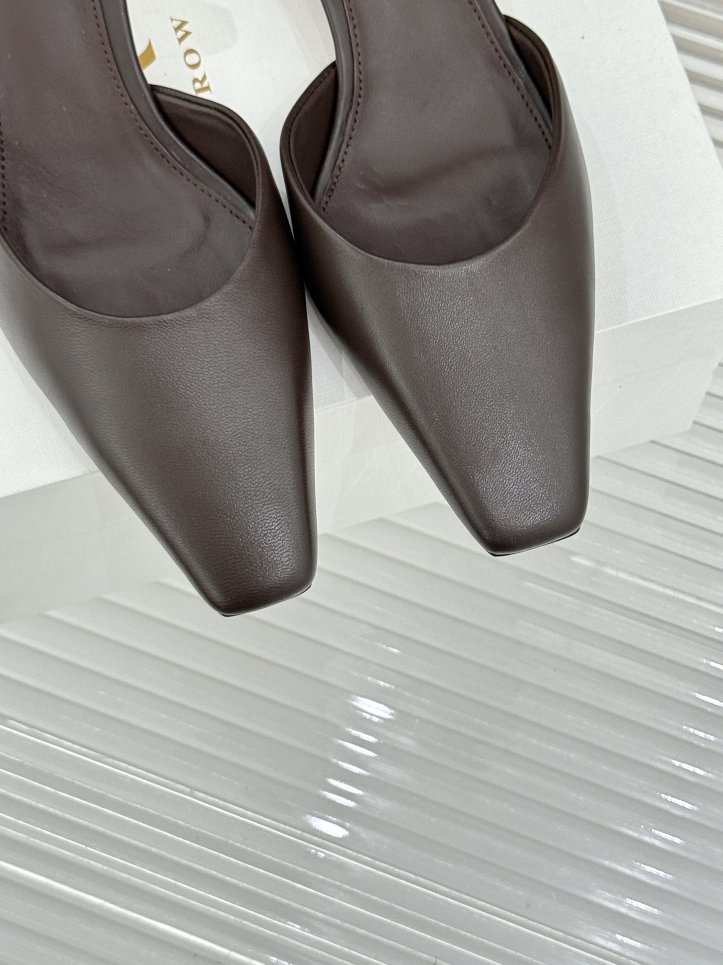 The Row26WF新品极简小方头后空猫跟凉鞋本季以静奢美学为底利落方头拉长脚型后空设计释放足背5cm