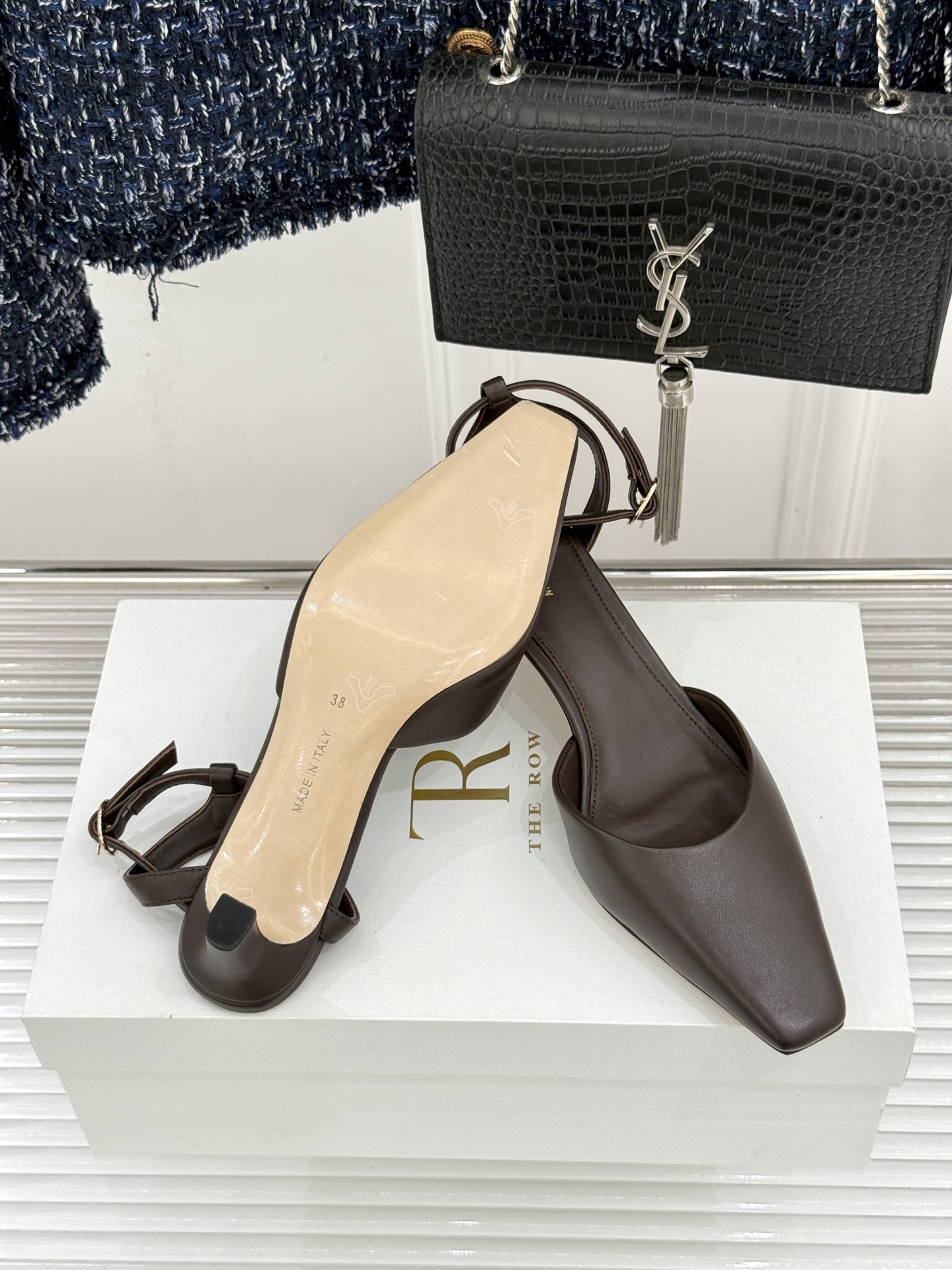 The Row26WF新品极简小方头后空猫跟凉鞋本季以静奢美学为底利落方头拉长脚型后空设计释放足背5cm