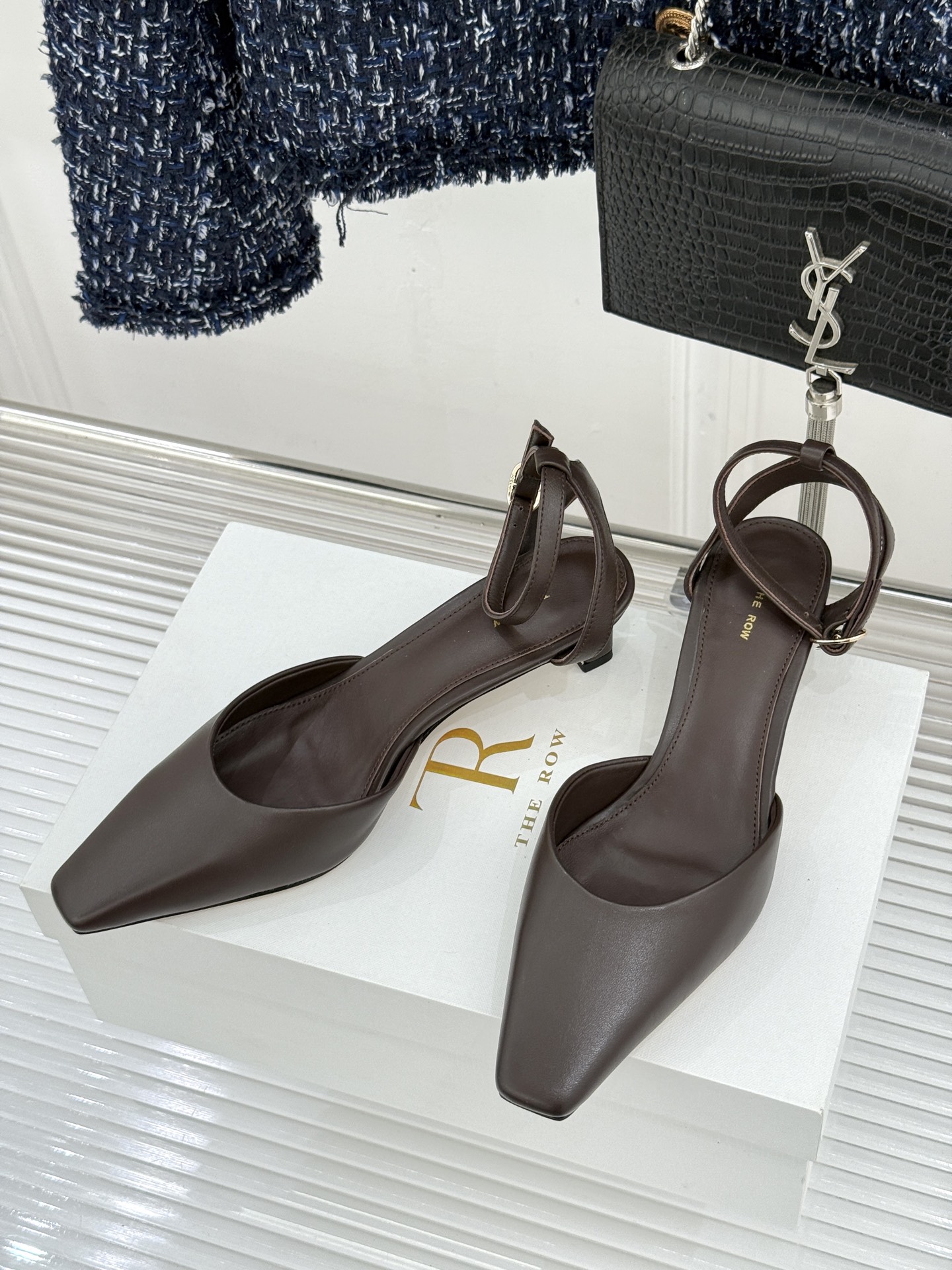 The Row26WF新品极简小方头后空猫跟凉鞋本季以静奢美学为底利落方头拉长脚型后空设计释放足背5cm