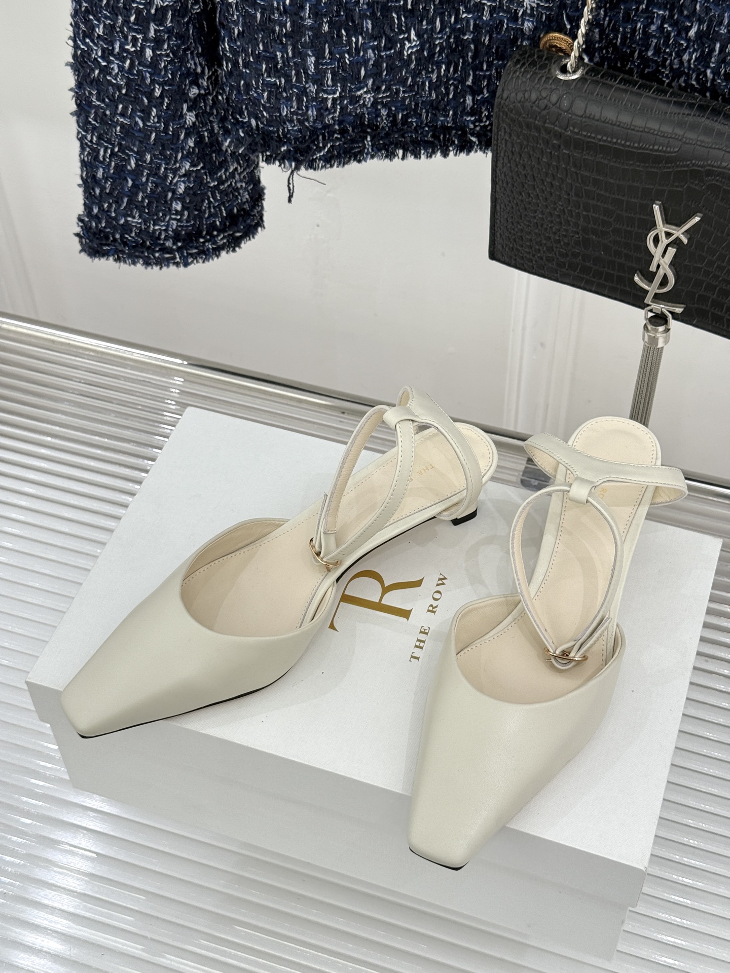 The Row26WF新品极简小方头后空猫跟凉鞋本季以静奢美学为底利落方头拉长脚型后空设计释放足背5cm