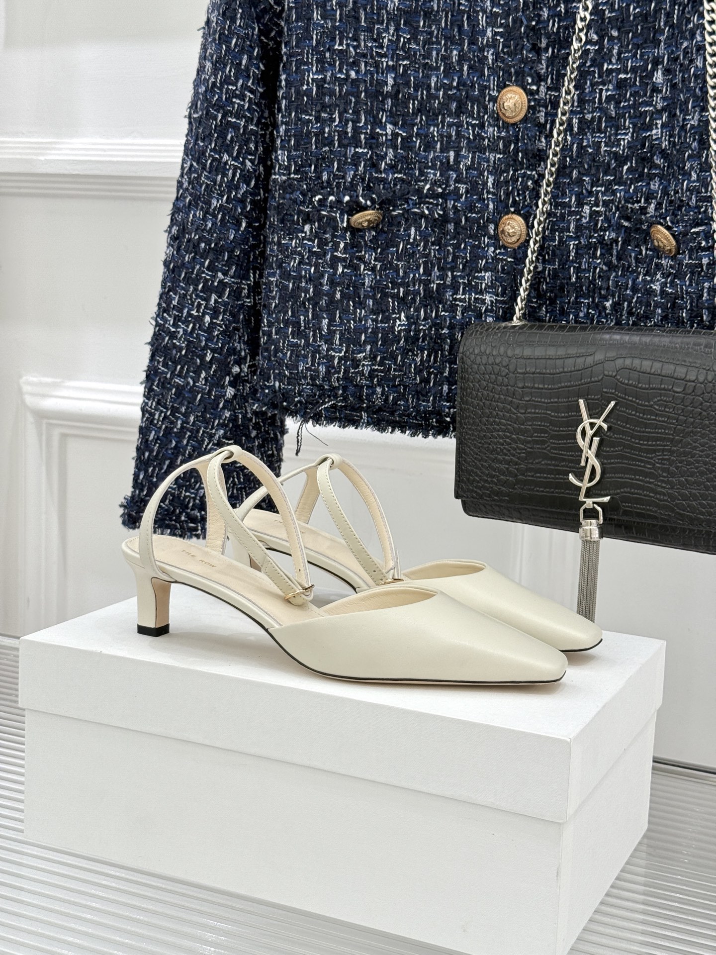 The Row26WF新品极简小方头后空猫跟凉鞋本季以静奢美学为底利落方头拉长脚型后空设计释放足背5cm