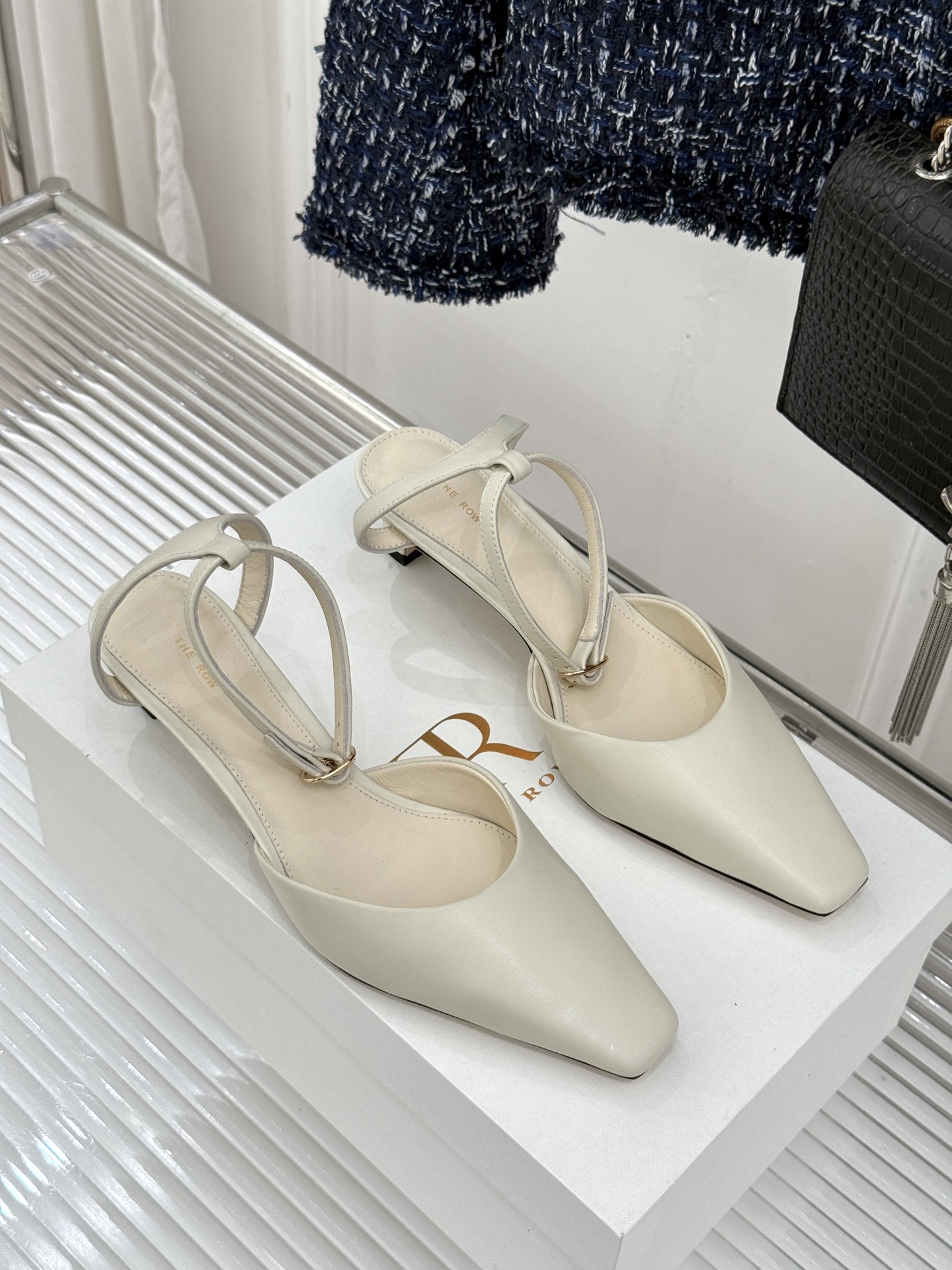 The Row26WF新品极简小方头后空猫跟凉鞋本季以静奢美学为底利落方头拉长脚型后空设计释放足背5cm