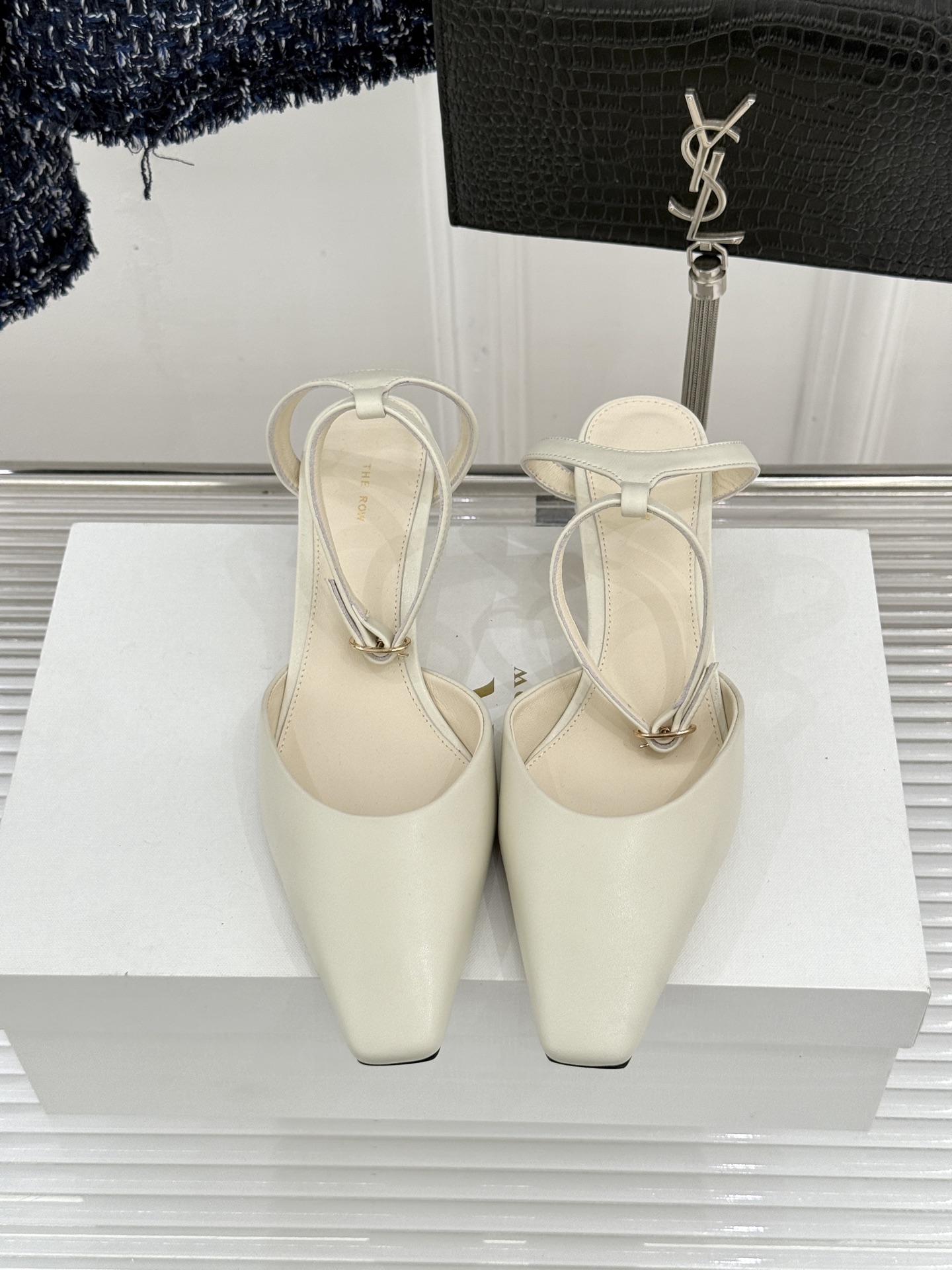 The Row26WF新品极简小方头后空猫跟凉鞋本季以静奢美学为底利落方头拉长脚型后空设计释放足背5cm