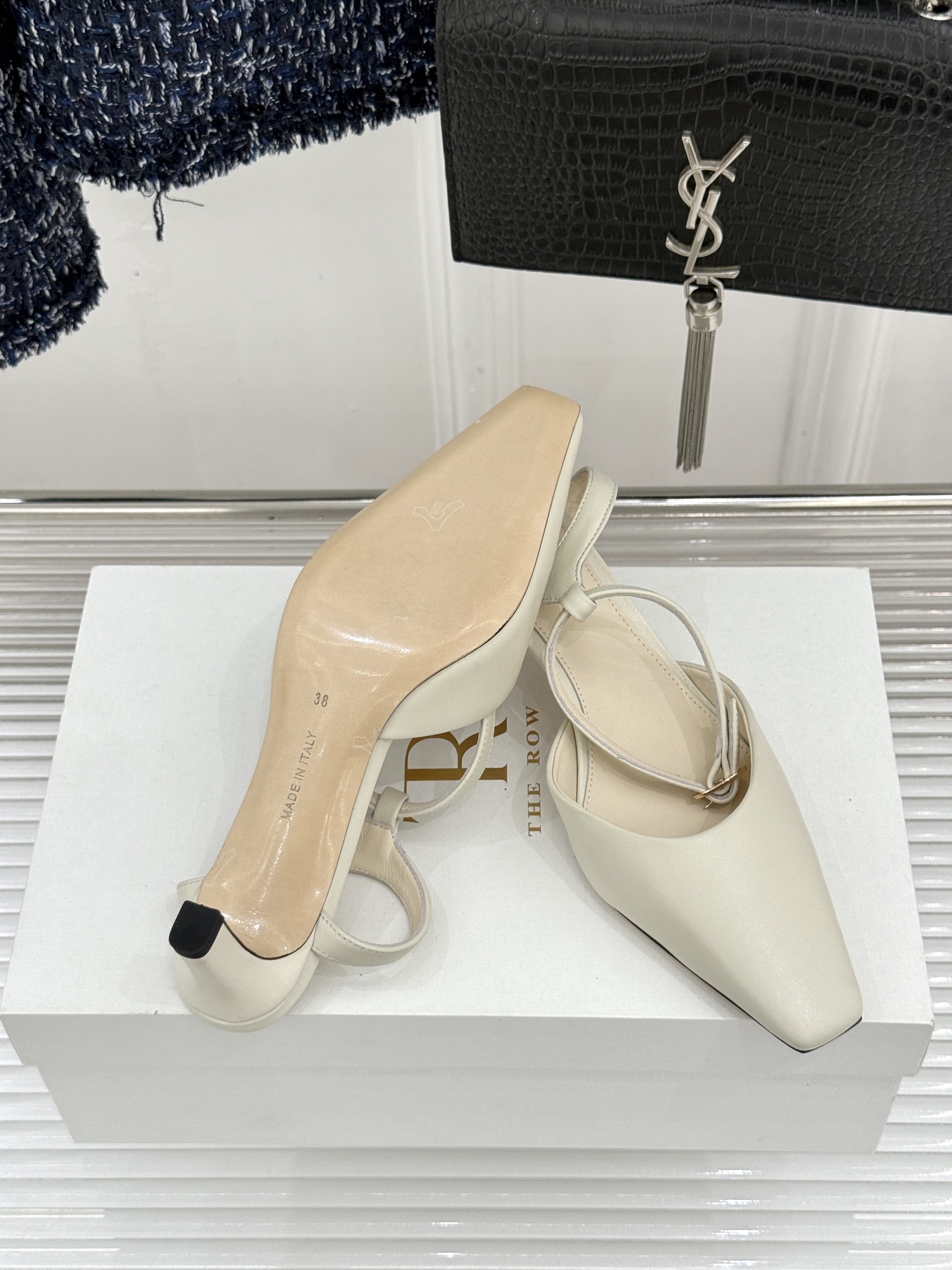 The Row26WF新品极简小方头后空猫跟凉鞋本季以静奢美学为底利落方头拉长脚型后空设计释放足背5cm