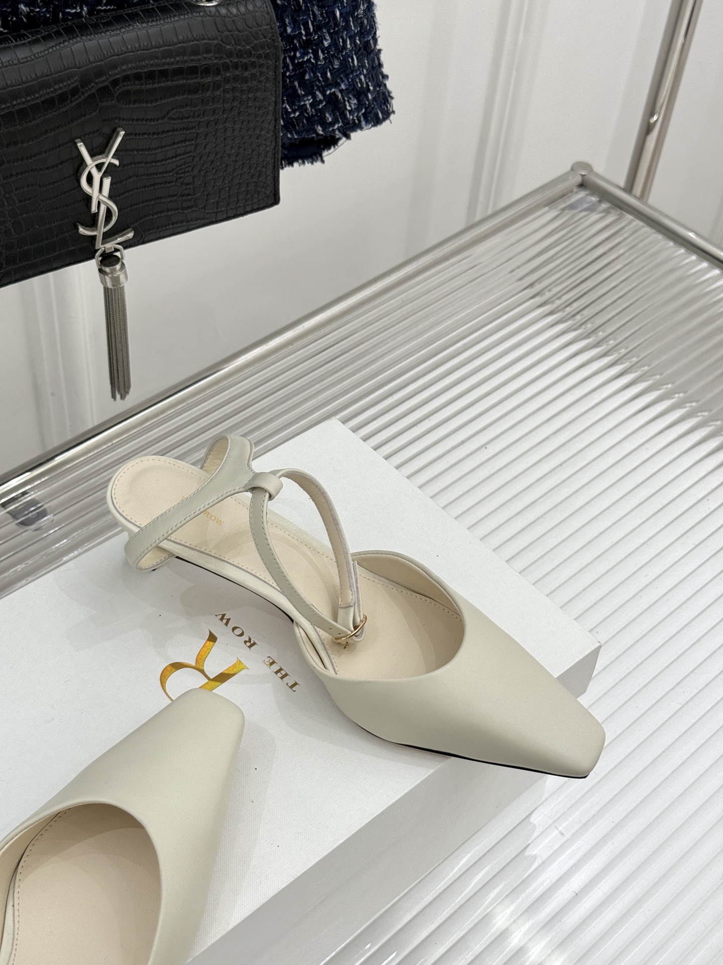 The Row26WF新品极简小方头后空猫跟凉鞋本季以静奢美学为底利落方头拉长脚型后空设计释放足背5cm