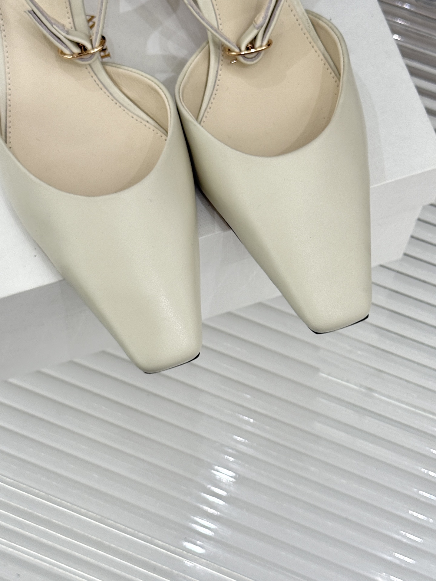 The Row26WF新品极简小方头后空猫跟凉鞋本季以静奢美学为底利落方头拉长脚型后空设计释放足背5cm