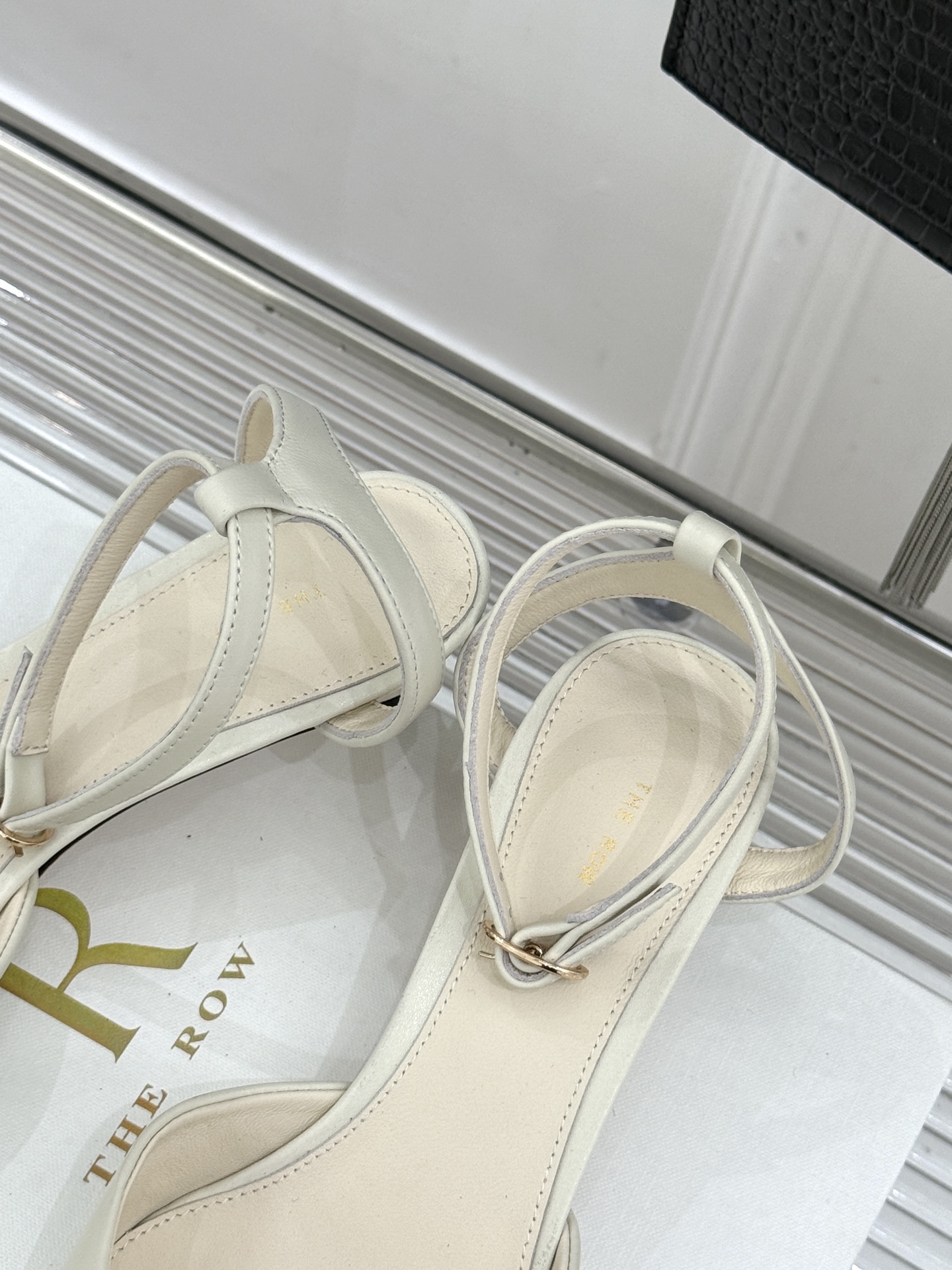 The Row26WF新品极简小方头后空猫跟凉鞋本季以静奢美学为底利落方头拉长脚型后空设计释放足背5cm