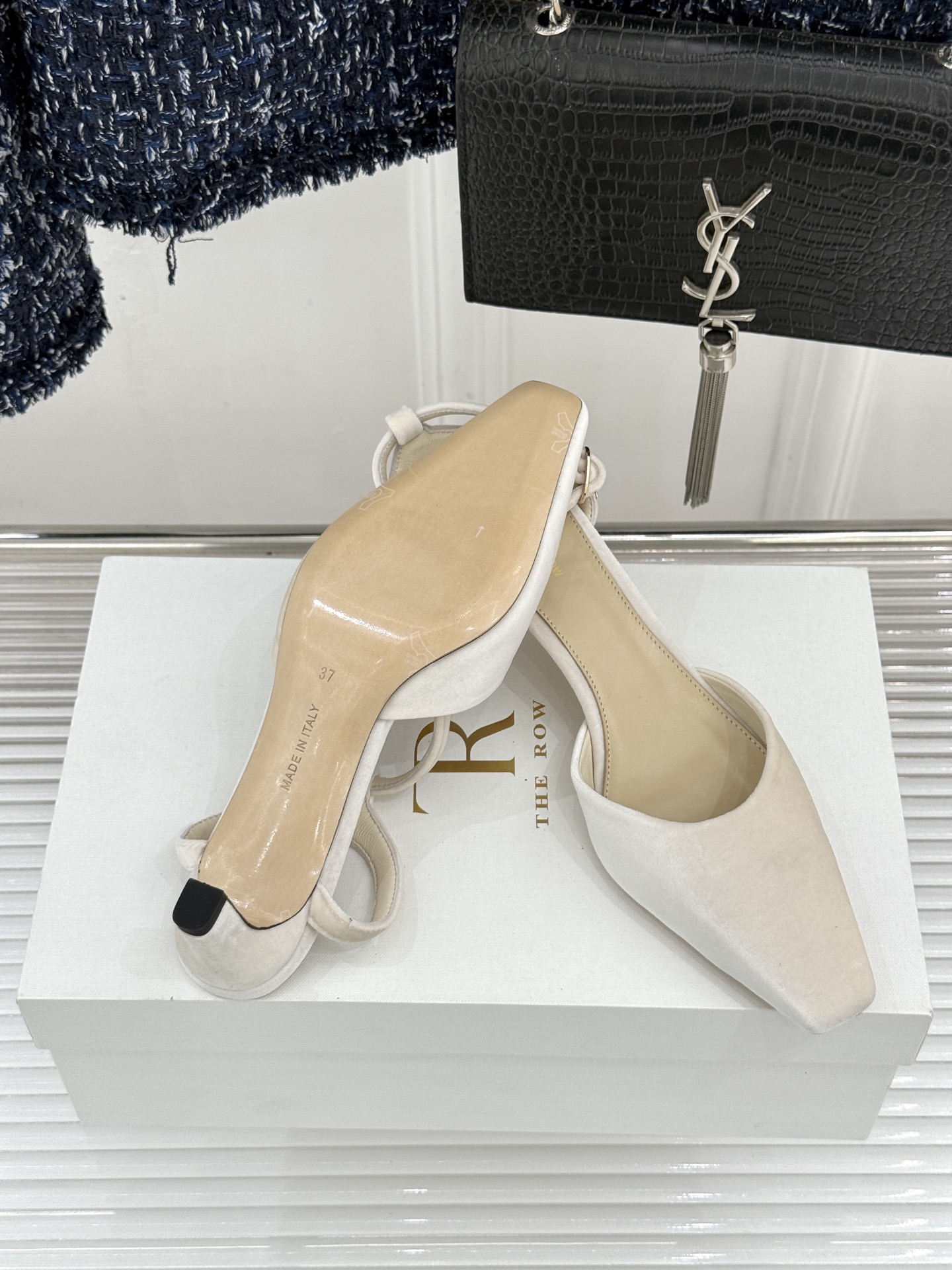 The Row26WF新品极简小方头后空猫跟凉鞋本季以静奢美学为底利落方头拉长脚型后空设计释放足背5cm