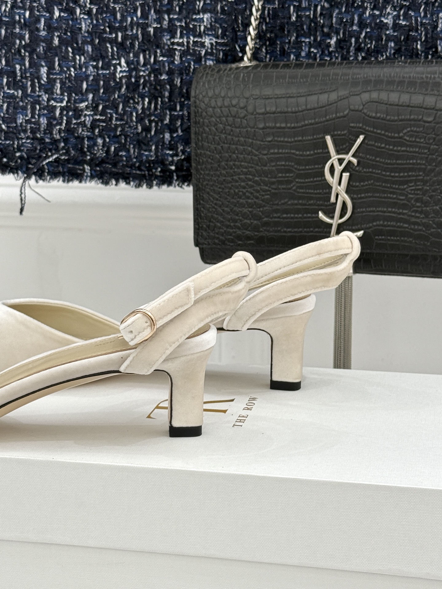 The Row26WF新品极简小方头后空猫跟凉鞋本季以静奢美学为底利落方头拉长脚型后空设计释放足背5cm