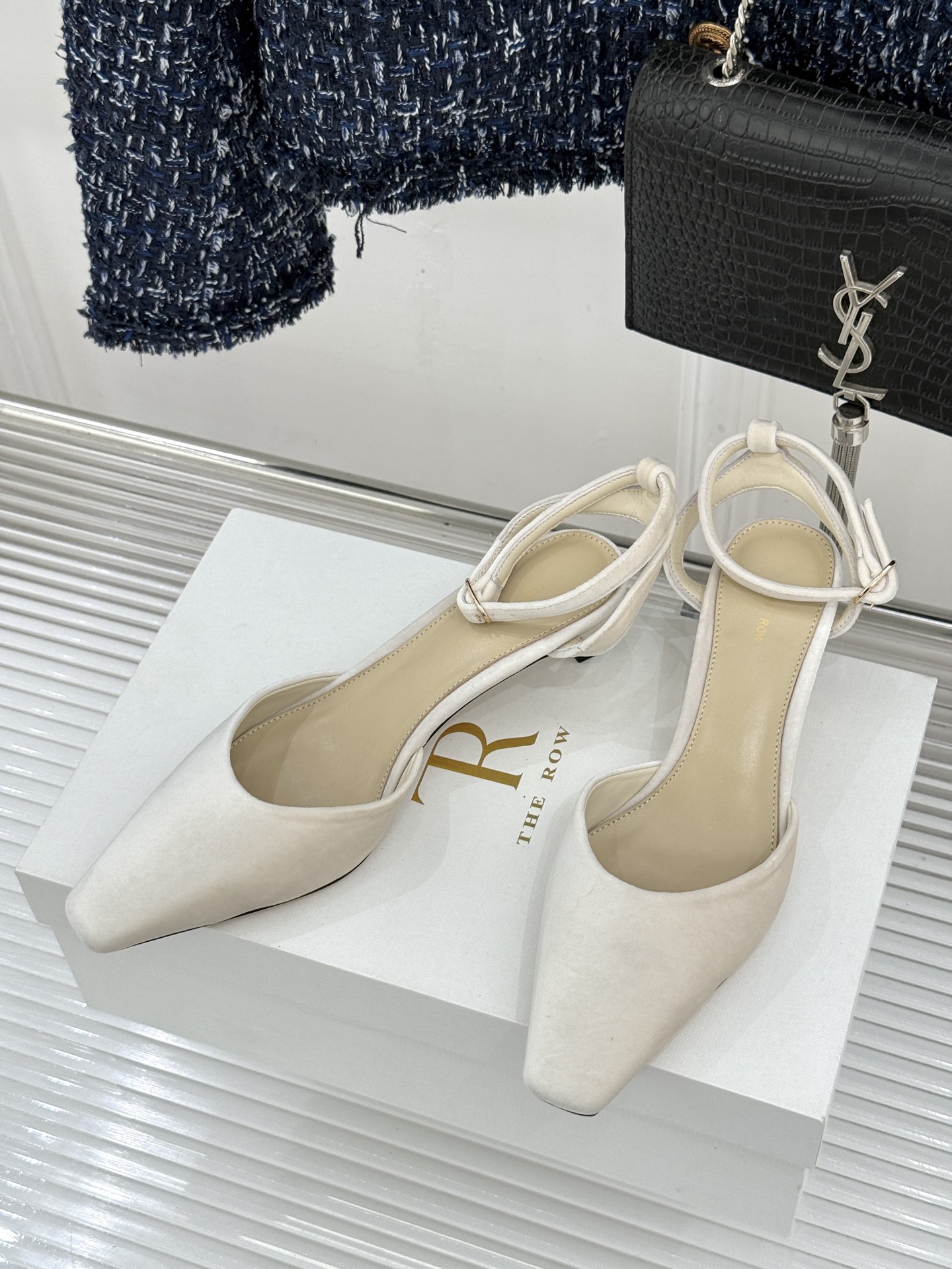 The Row26WF新品极简小方头后空猫跟凉鞋本季以静奢美学为底利落方头拉长脚型后空设计释放足背5cm