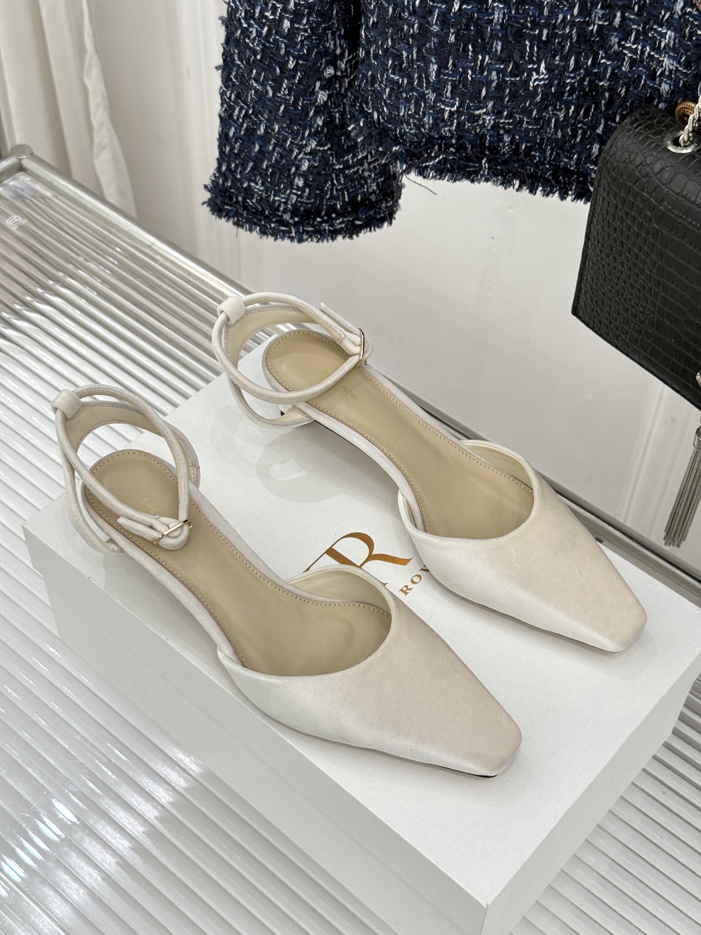 The Row26WF新品极简小方头后空猫跟凉鞋本季以静奢美学为底利落方头拉长脚型后空设计释放足背5cm