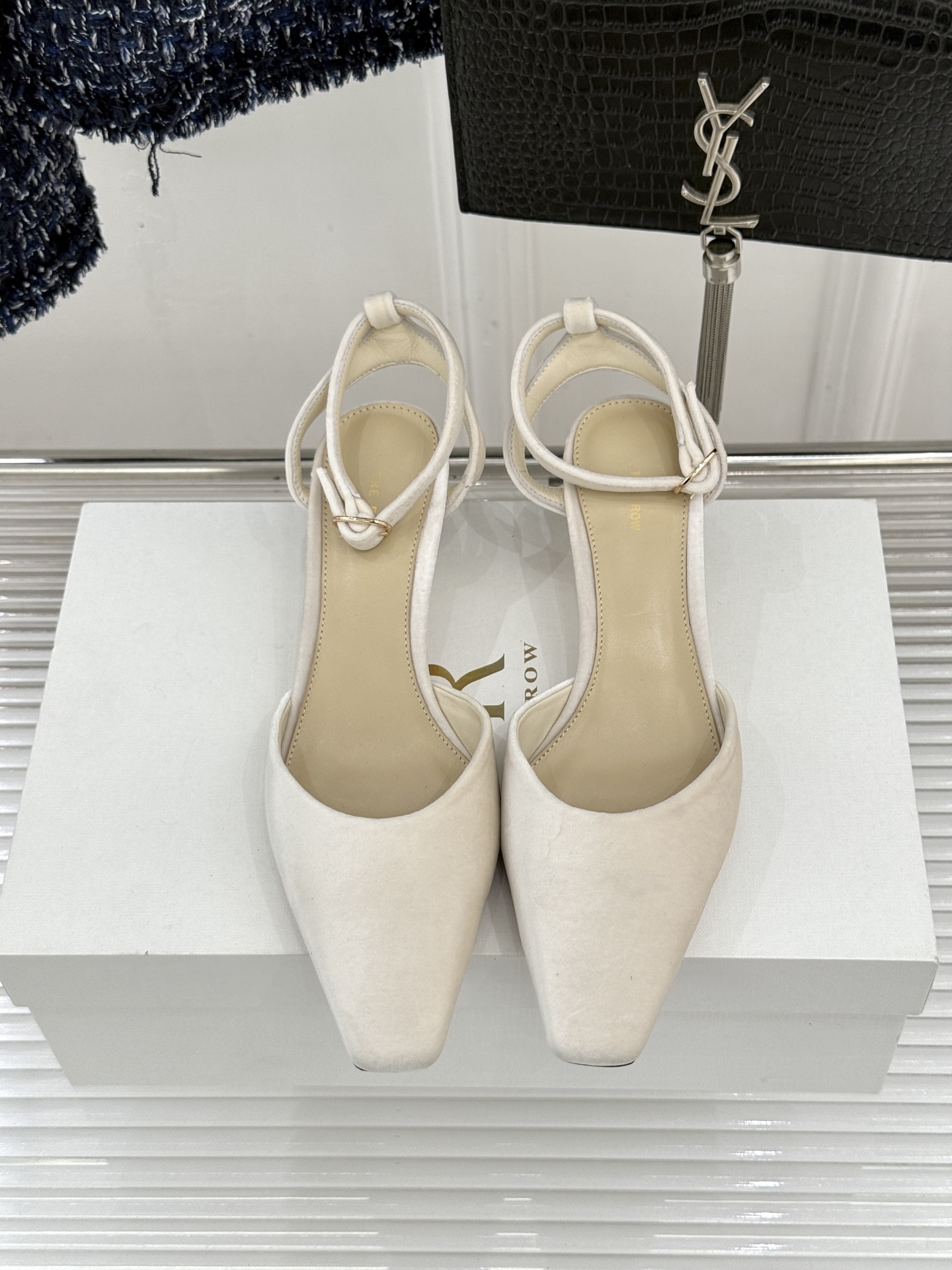 The Row26WF新品极简小方头后空猫跟凉鞋本季以静奢美学为底利落方头拉长脚型后空设计释放足背5cm