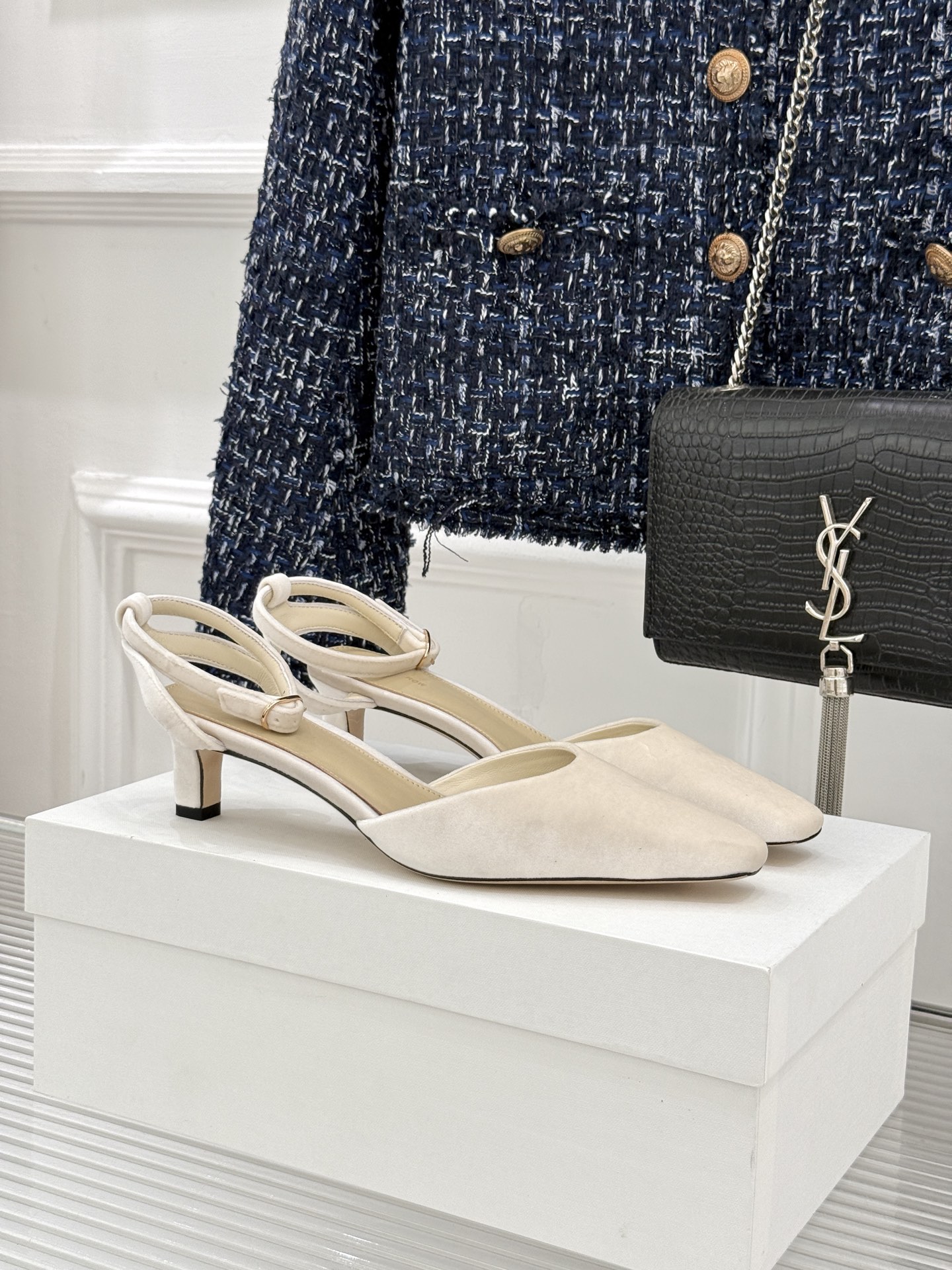 The Row26WF新品极简小方头后空猫跟凉鞋本季以静奢美学为底利落方头拉长脚型后空设计释放足背5cm