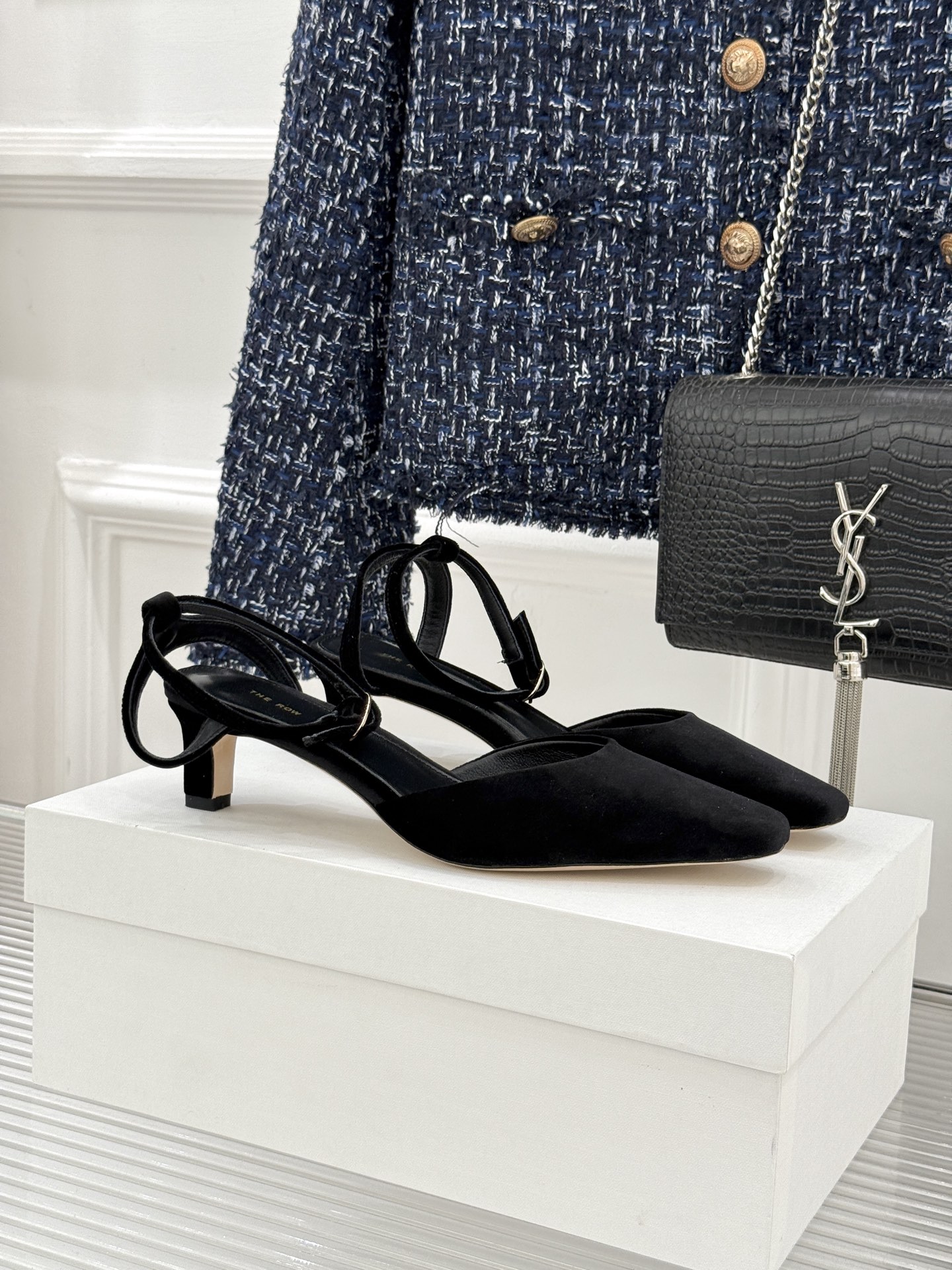 The Row26WF新品极简小方头后空猫跟凉鞋本季以静奢美学为底利落方头拉长脚型后空设计释放足背5cm