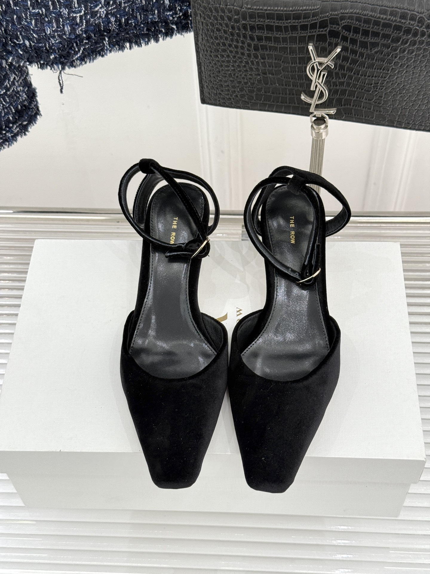 The Row26WF新品极简小方头后空猫跟凉鞋本季以静奢美学为底利落方头拉长脚型后空设计释放足背5cm