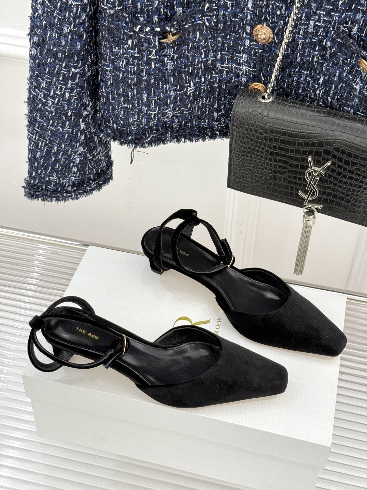 The Row26WF新品极简小方头后空猫跟凉鞋本季以静奢美学为底利落方头拉长脚型后空设计释放足背5cm