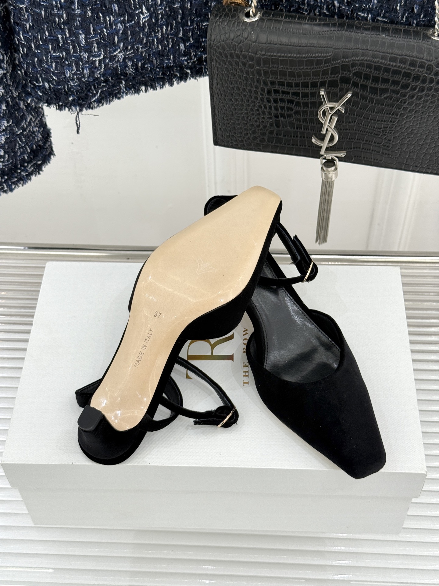 The Row26WF新品极简小方头后空猫跟凉鞋本季以静奢美学为底利落方头拉长脚型后空设计释放足背5cm